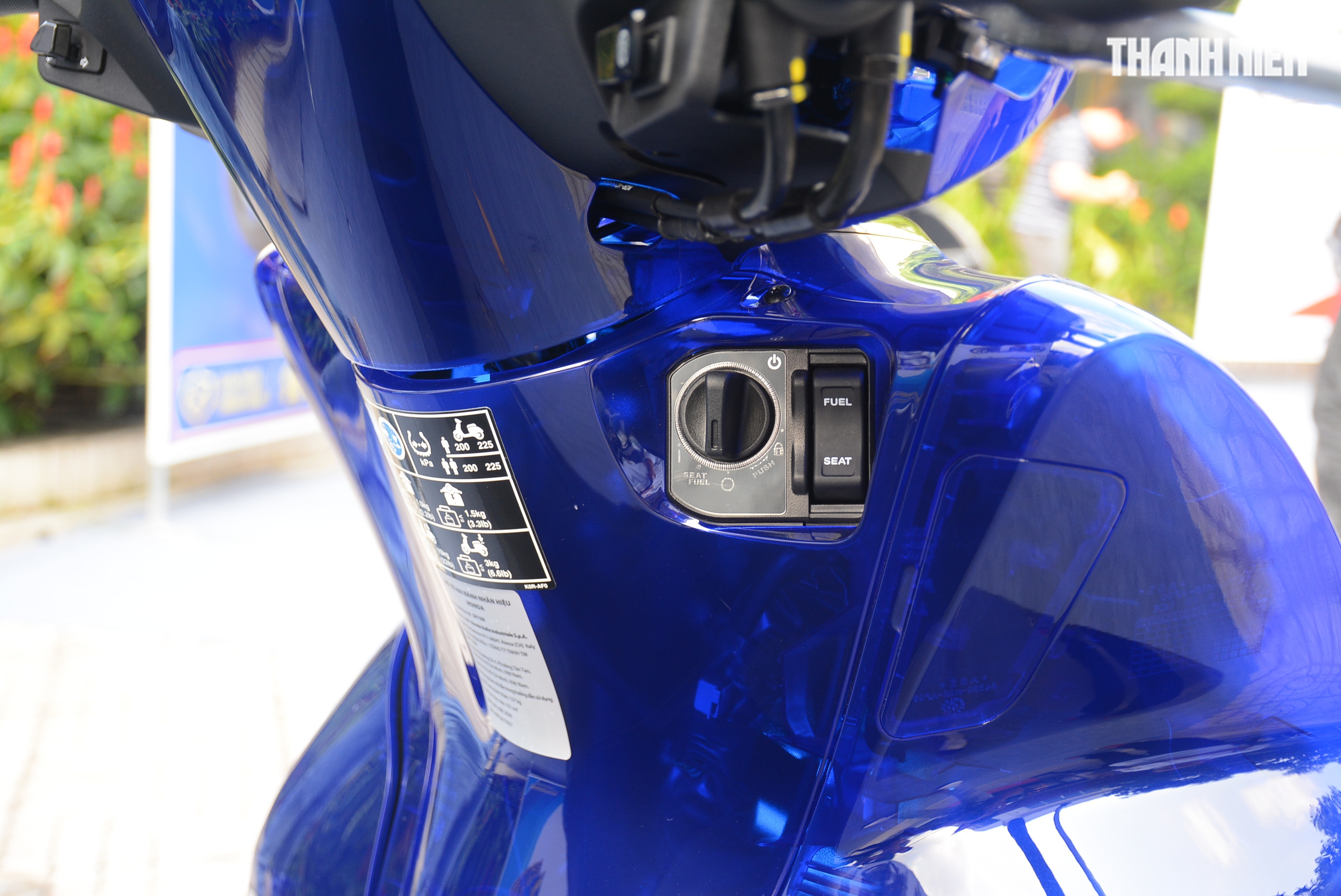 B&iacute; ẩn sau 'd&agrave;n &aacute;o' thủy tinh của Honda SH150i Vetro Blue vừa về Việt Nam - Ảnh 4.