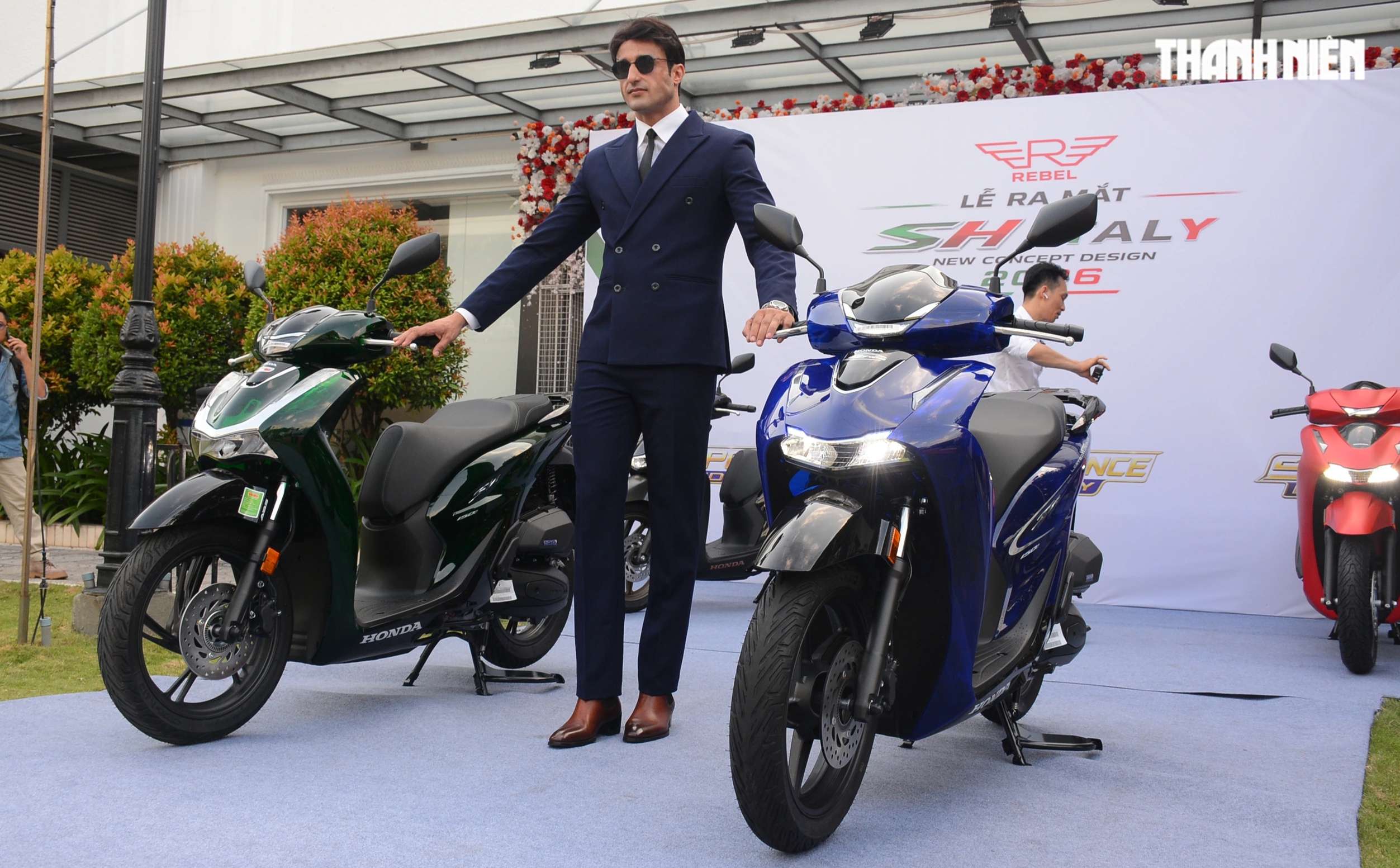 B&iacute; ẩn sau 'd&agrave;n &aacute;o' thủy tinh của Honda SH150i Vetro Blue vừa về Việt Nam - Ảnh 1.