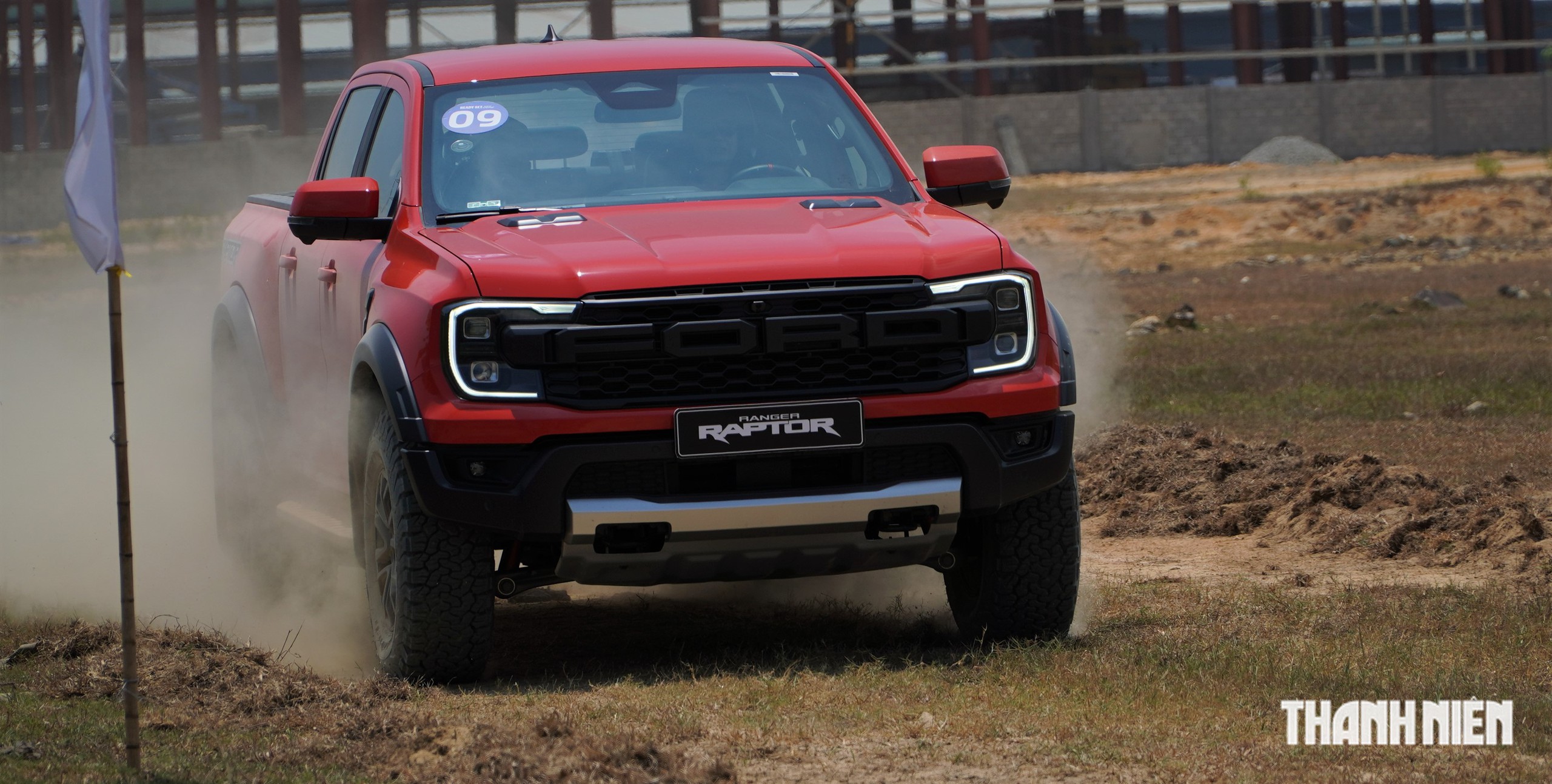 Ford Ranger Raptor m&aacute;y xăng gi&aacute; 1,448 tỉ tại Việt Nam, c&oacute; g&igrave; chinh phục 'd&acirc;n chơi'? - Ảnh 8.