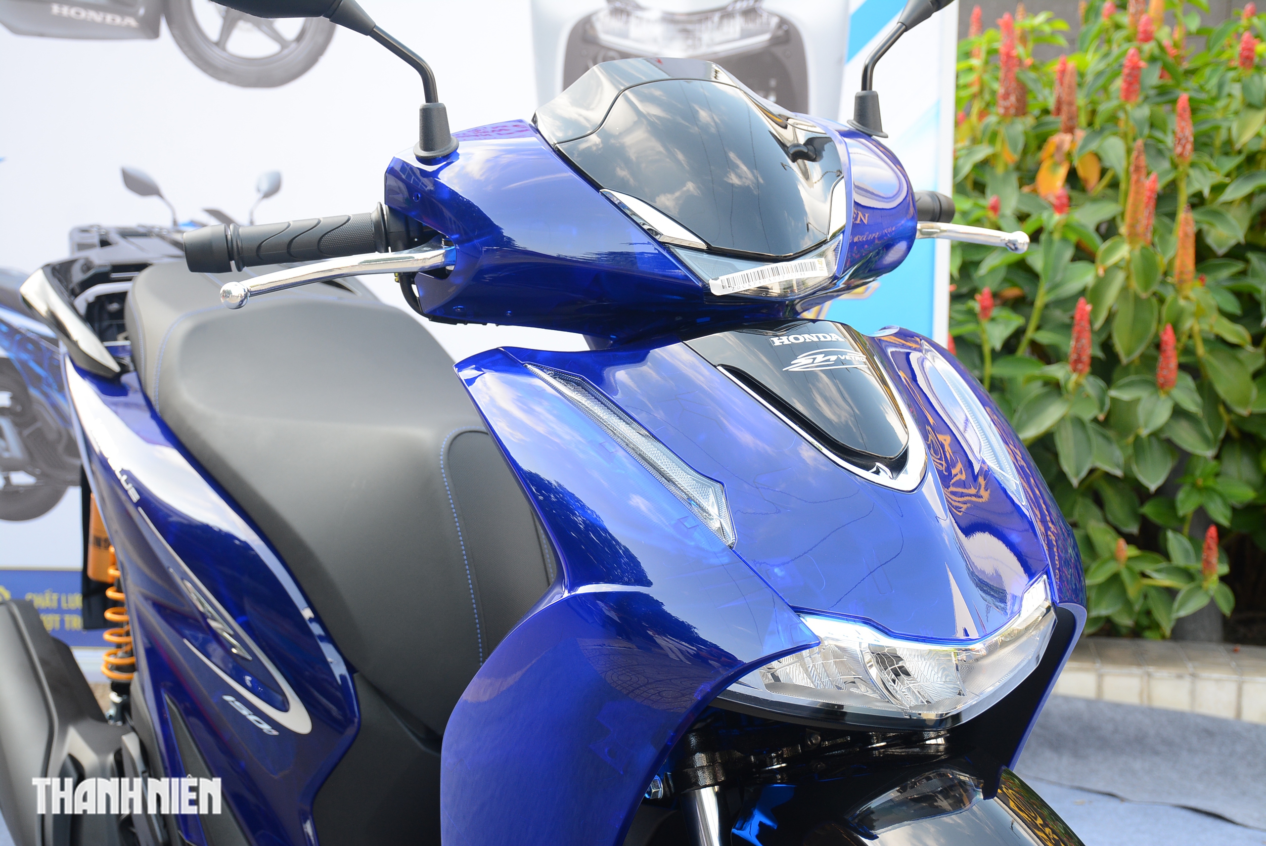 Khoác 'dàn áo' độc lạ Honda SH150i Vetro Blue 2026 về Việt Nam, giá 235 triệu đồng - Ảnh 4.