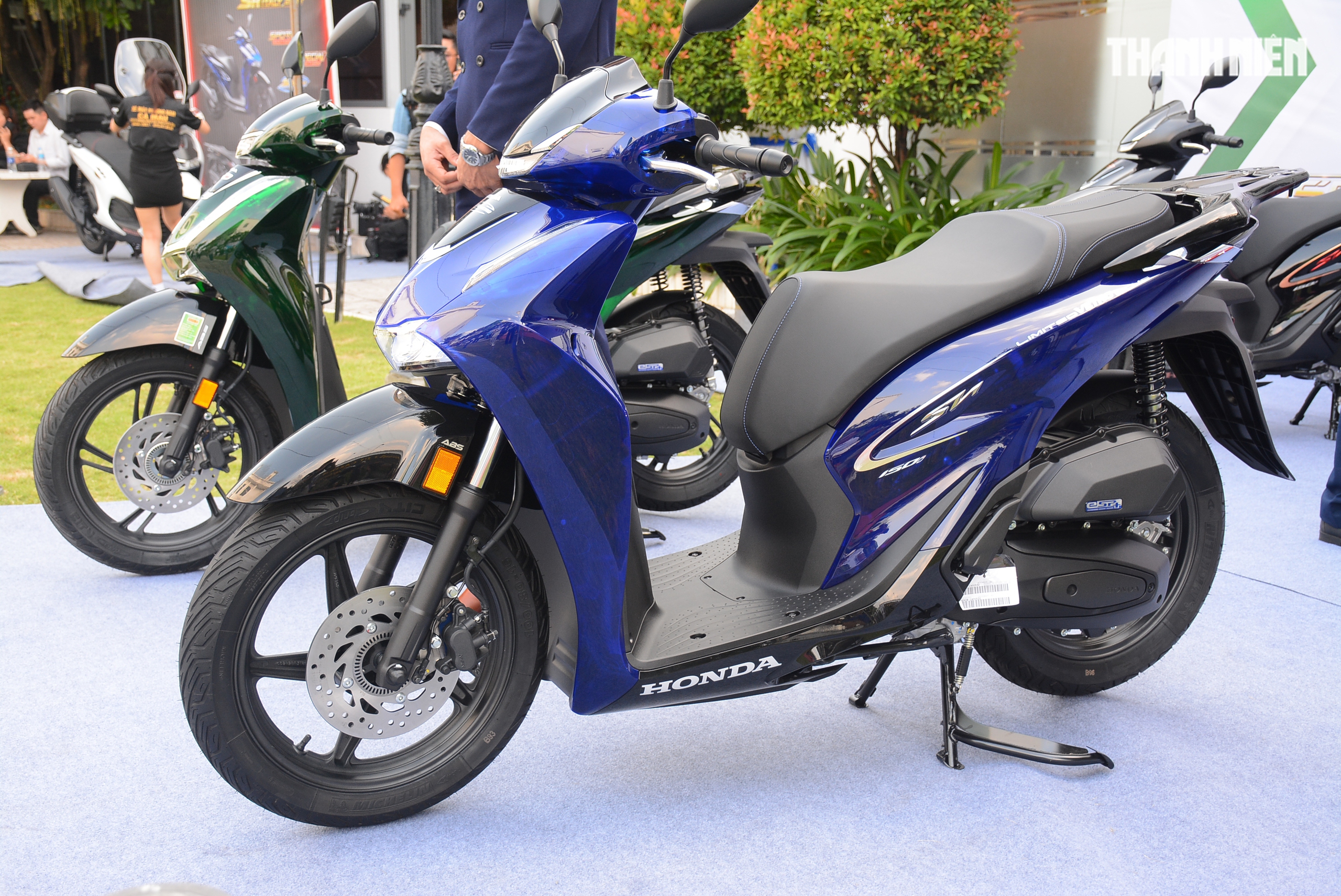 B&iacute; ẩn sau 'd&agrave;n &aacute;o' thủy tinh của Honda SH150i Vetro Blue vừa về Việt Nam - Ảnh 3.