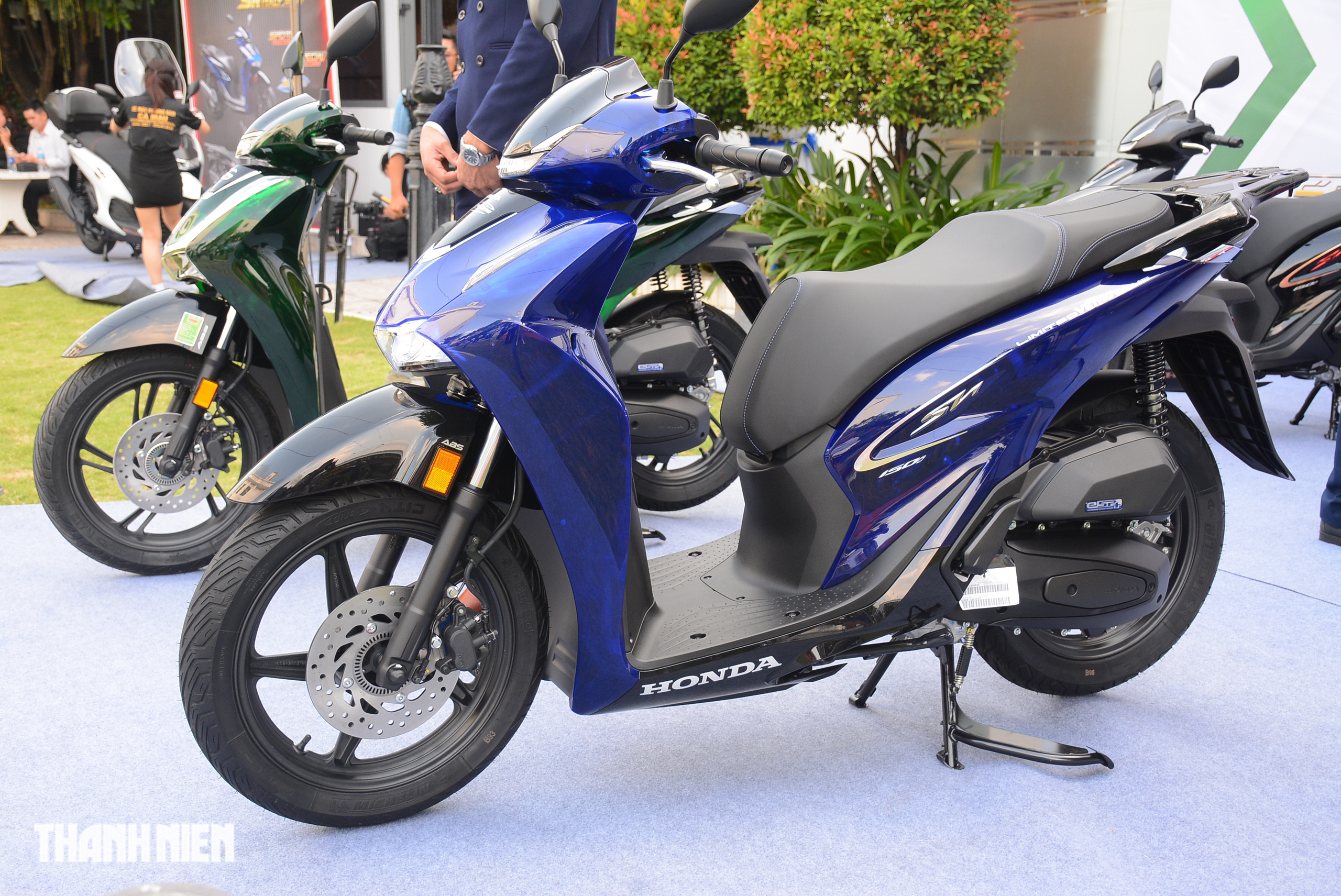 Khoác 'dàn áo' độc lạ Honda SH150i Vetro Blue 2026 về Việt Nam, giá 235 triệu đồng - Ảnh 2.
