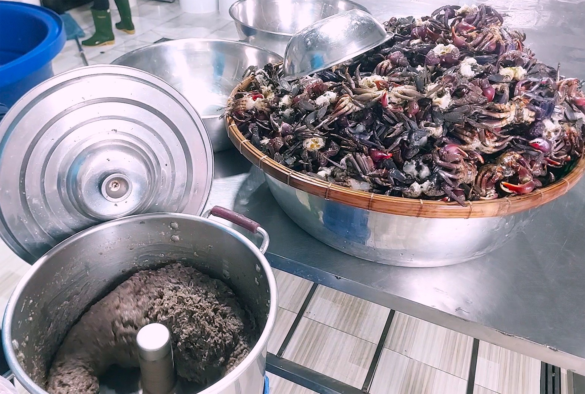 Từng bị xem là hàng dạt, ba khía lột thành riêu OCOP 4 sao Cú lật kèo của ba khía lột: Từ 'hàng dạt' thành riêu OCOP 4 sao - Ảnh 4.