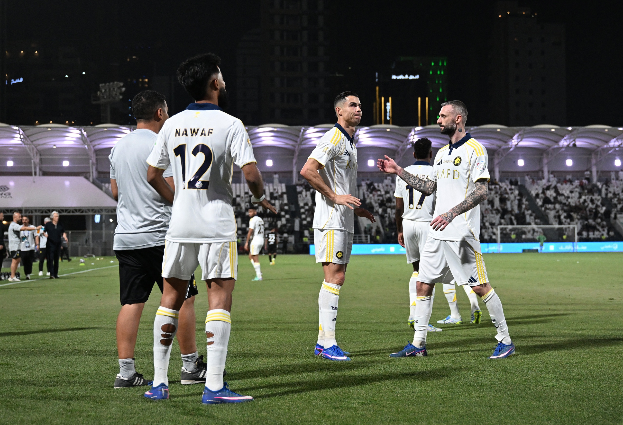 Ronaldo 'cay mũi' khi ghi bàn mà CĐV Ả Rập Xê Út cứ hô vang 'Messi, Messi'