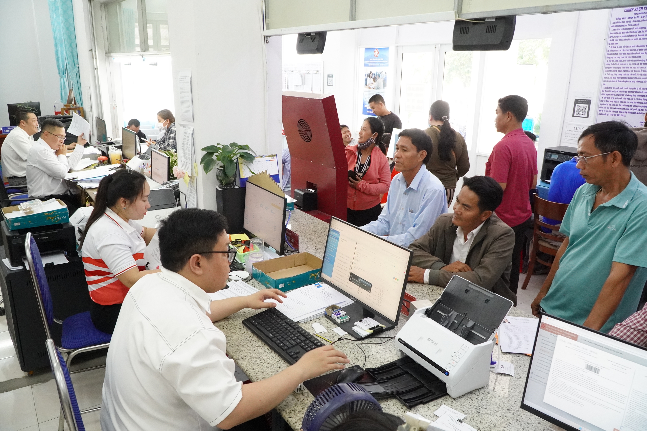 Làm cả thứ bảy, đến tận nhà hỗ trợ - Ảnh 1.