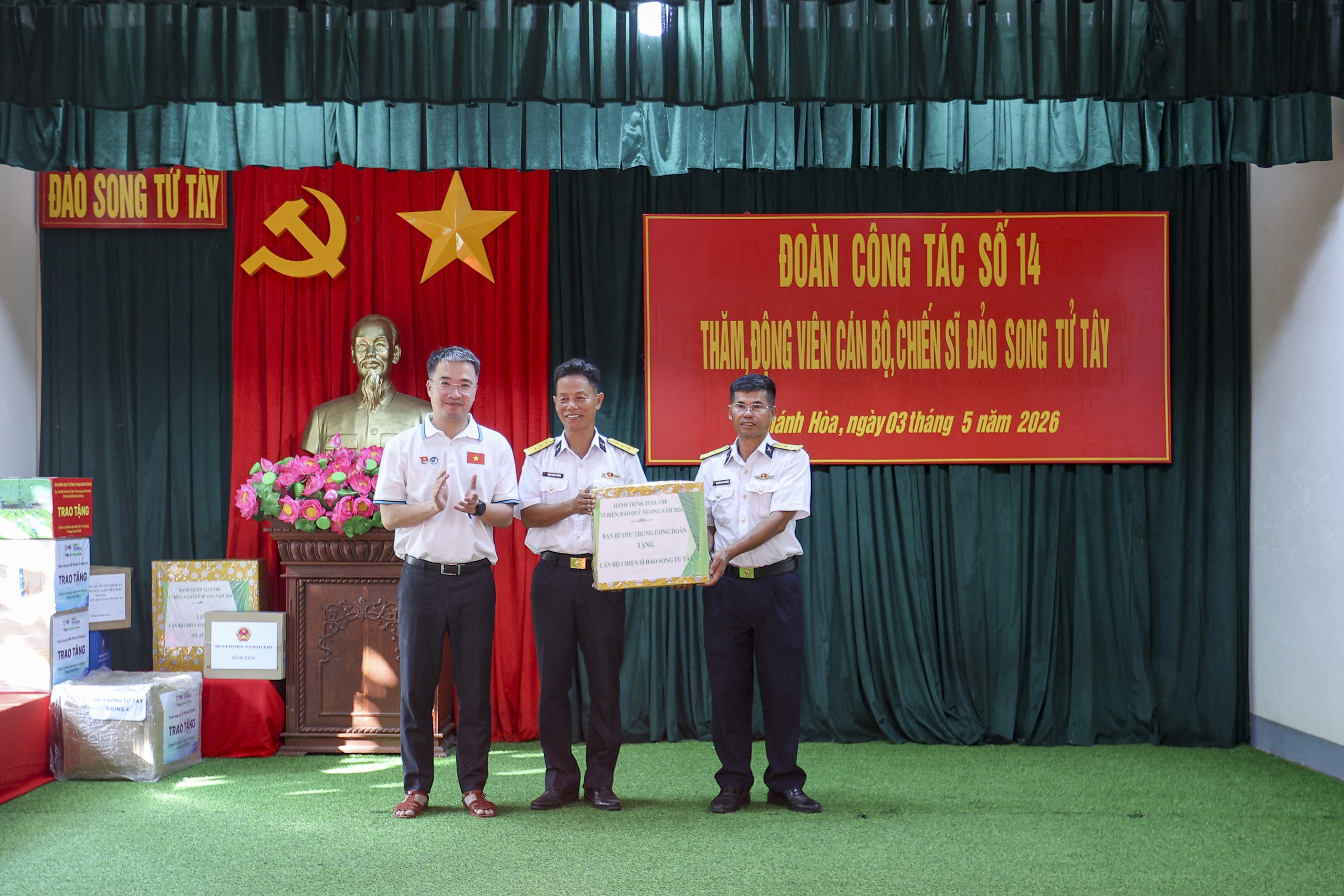 H&agrave;nh tr&igrave;nh gần 1.000 hải l&yacute; mang y&ecirc;u thương tới Trường Sa- Ảnh 6.