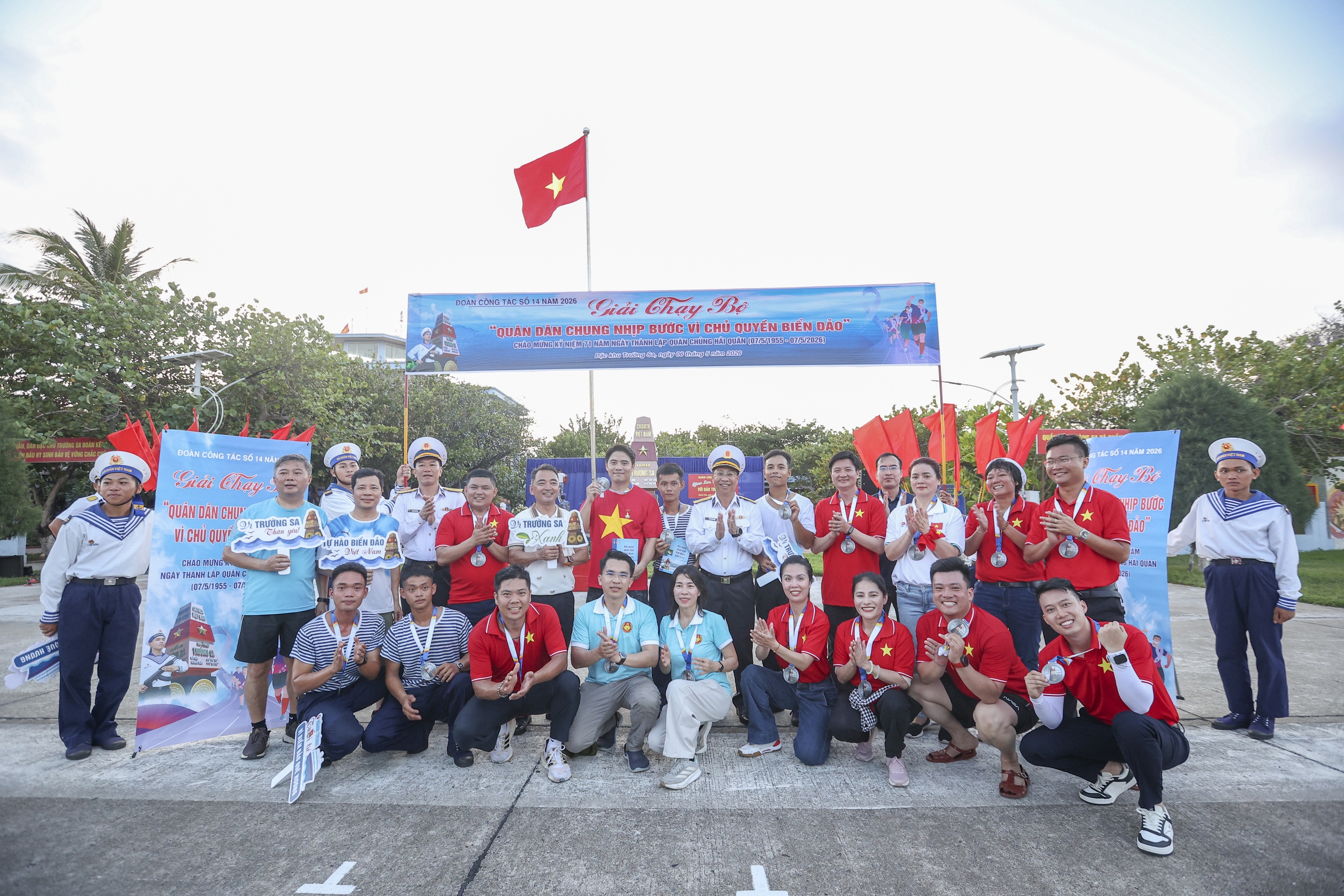 H&agrave;nh tr&igrave;nh gần 1.000 hải l&yacute; mang y&ecirc;u thương tới Trường Sa- Ảnh 5.