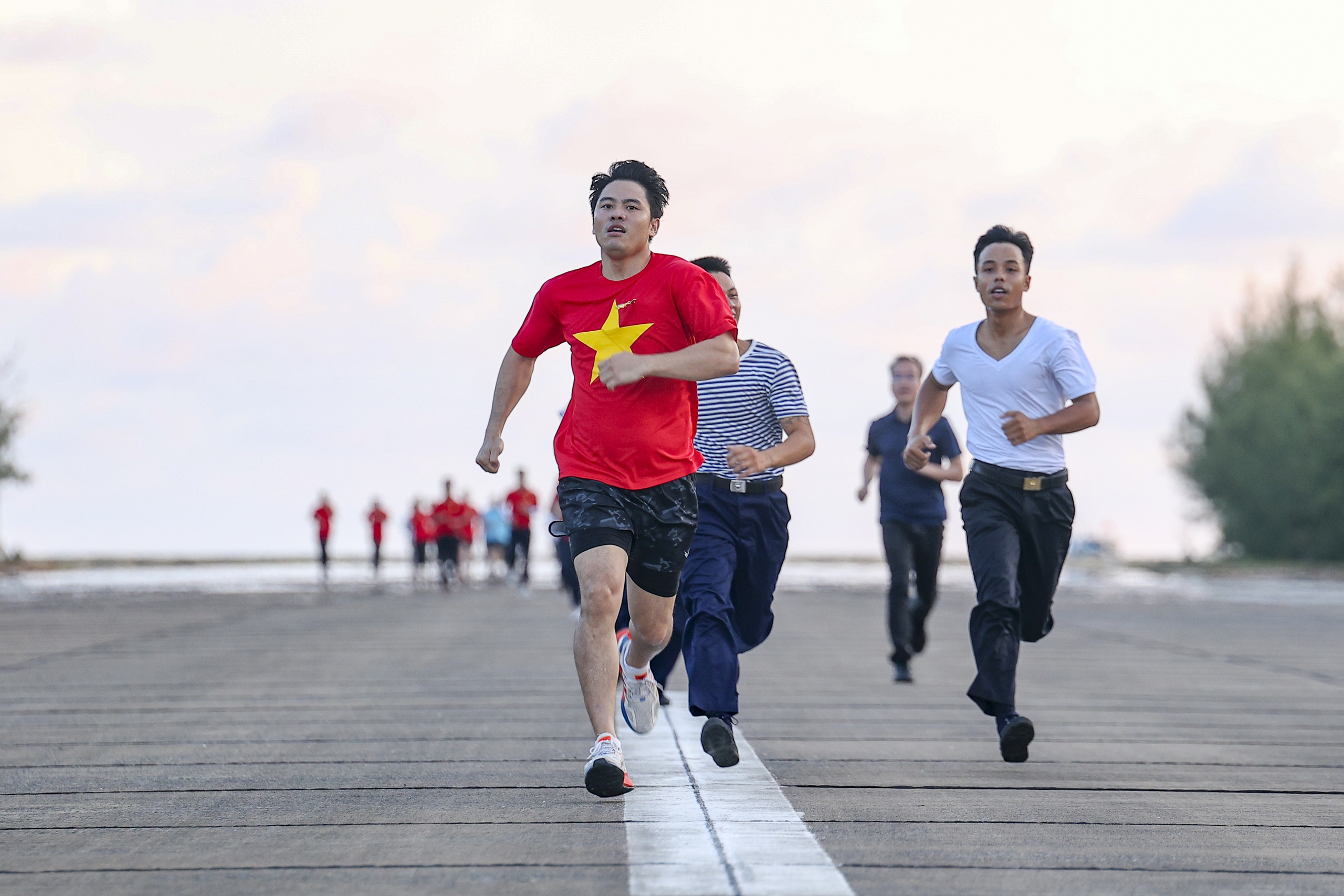 H&agrave;nh tr&igrave;nh gần 1.000 hải l&yacute; mang y&ecirc;u thương tới Trường Sa- Ảnh 4.