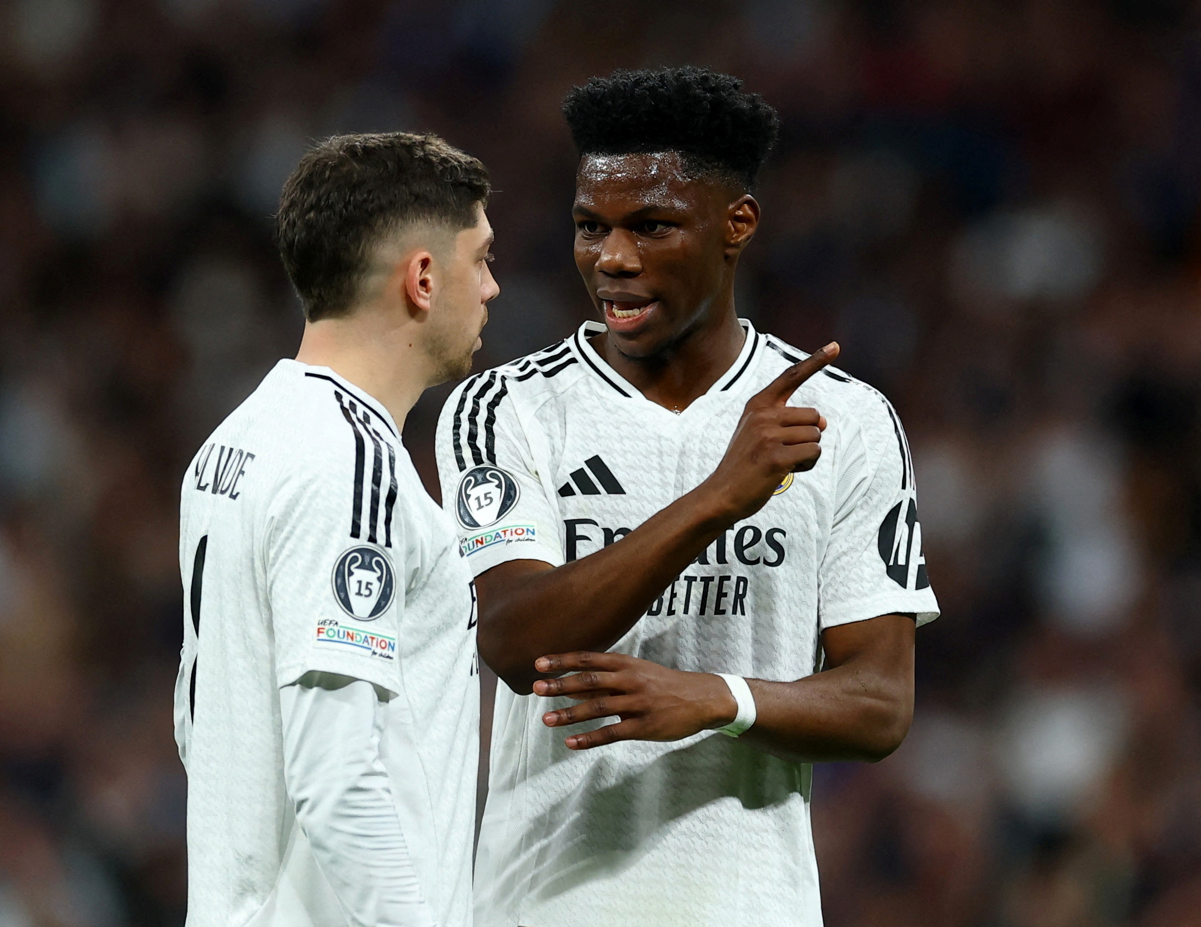 Valverde và Tchouameni bị Real Madrid phạt nặng sau vụ ẩu đả trên sân tập - Ảnh 1.