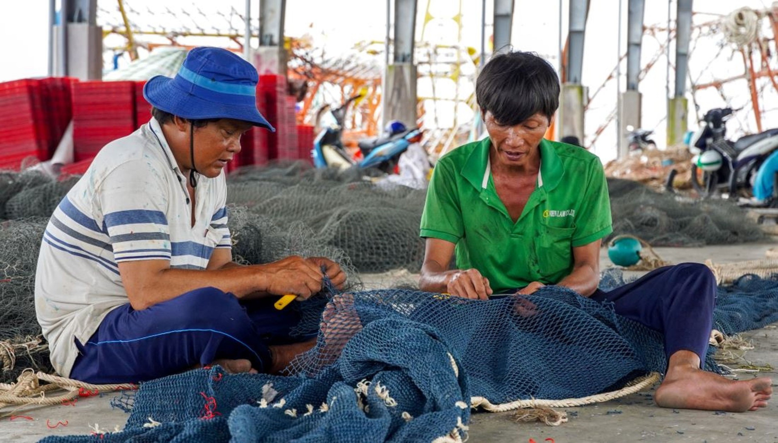  Người bốc xếp, vá lưới tất bật theo mùa cá - Ảnh 8.