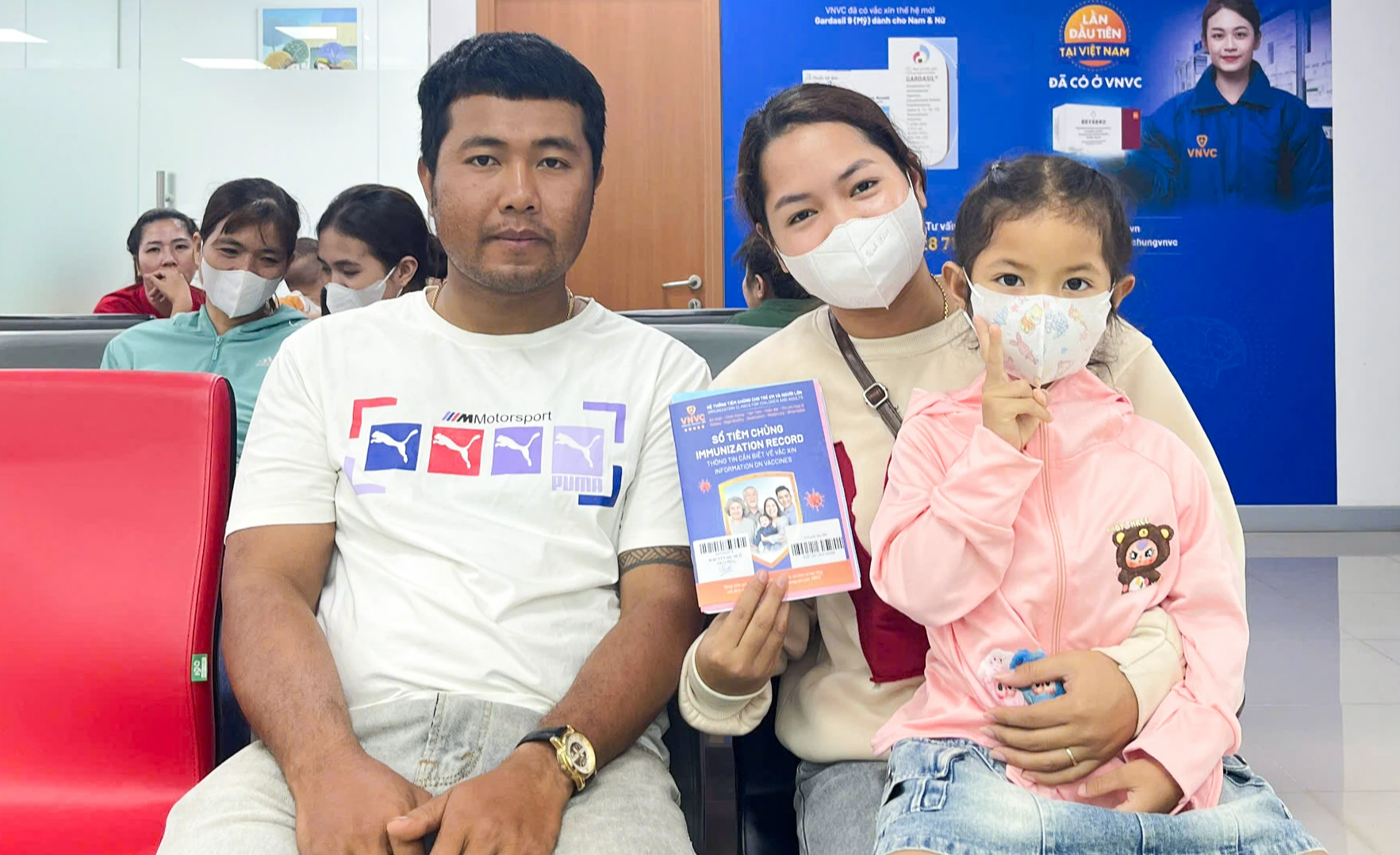 Bệnh truyền nhiễm gia tăng, người dân vùng cao chủ động tiêm vắc xin - Ảnh 1.