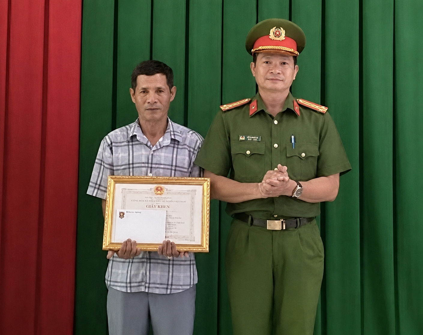 Người đàn ông dũng cảm lao xuống sông cứu cô gái tự tử- Ảnh 1. Người đàn ông dũng cảm lao xuống sông cứu cô gái tự tử- Ảnh 1.