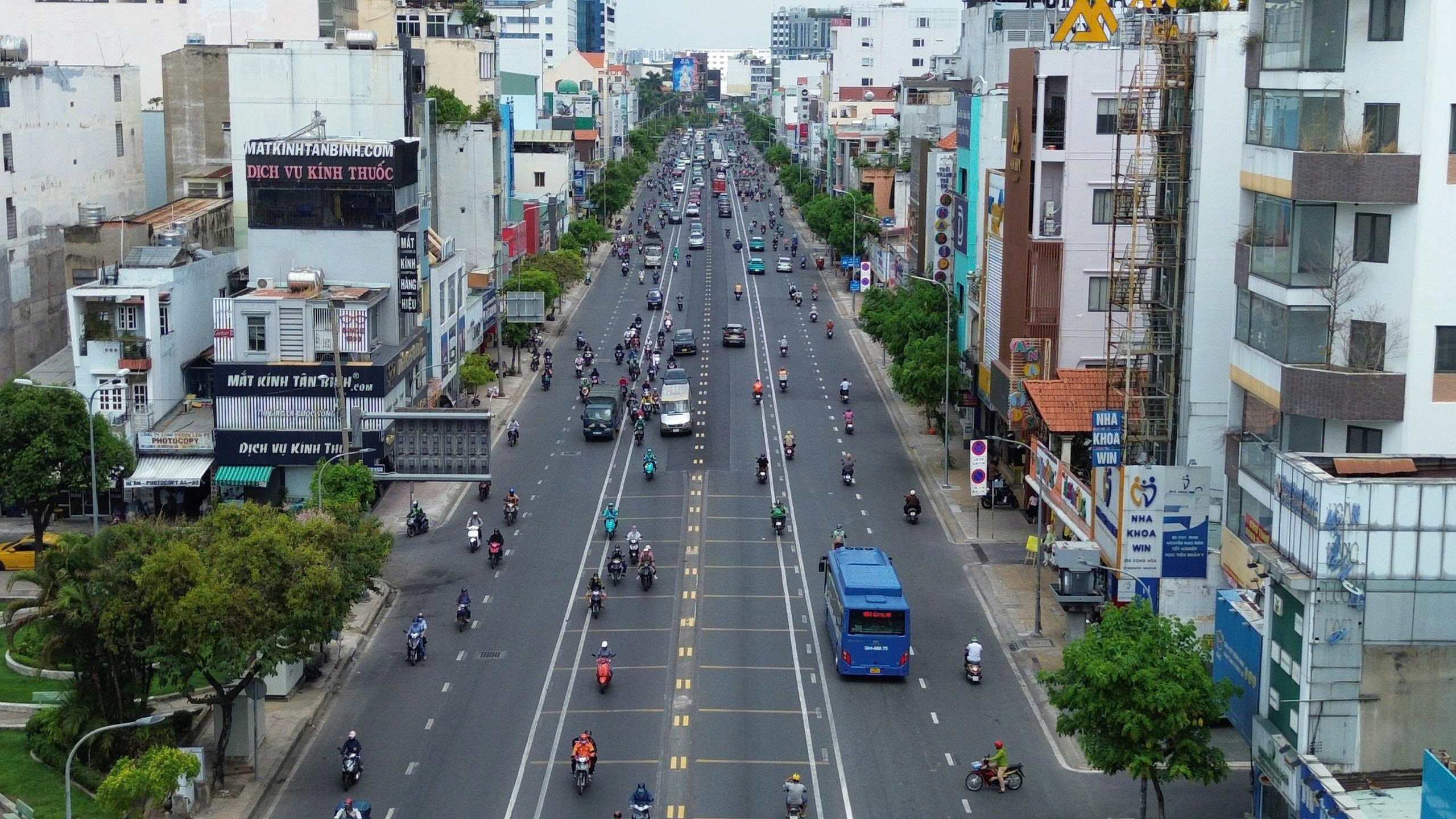 Lần đầu tiên TP.HCM phân luồng đảo chiều đường Cộng Hòa, đi sao cho đúng? - Ảnh 1.
