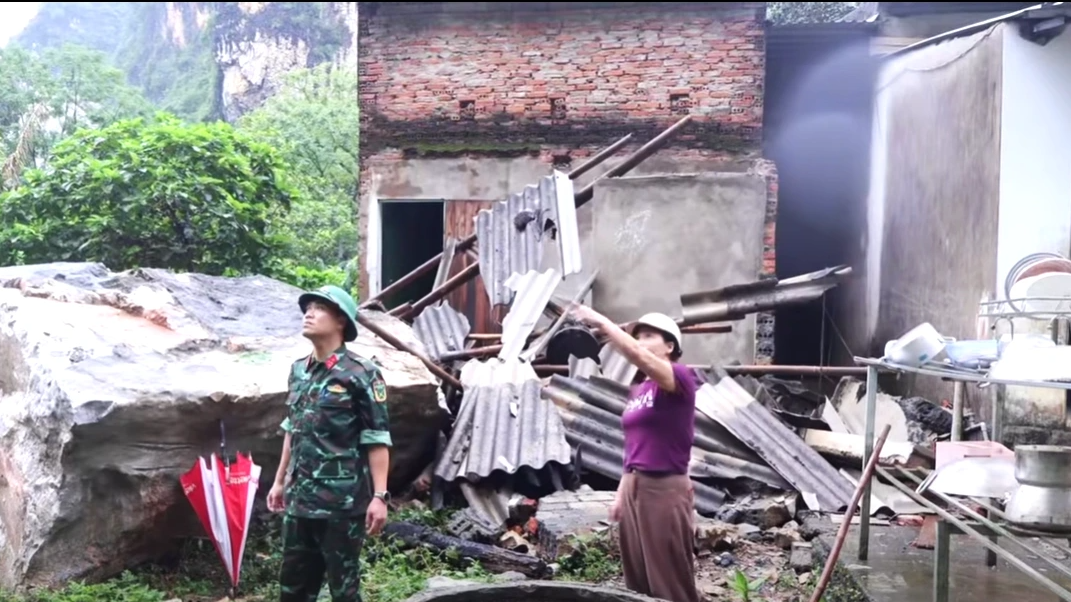 Sạt lở núi, tảng đá hàng chục tấn đè bẹp nhà bếp, 3 mẹ con thoát chết- Ảnh 1.