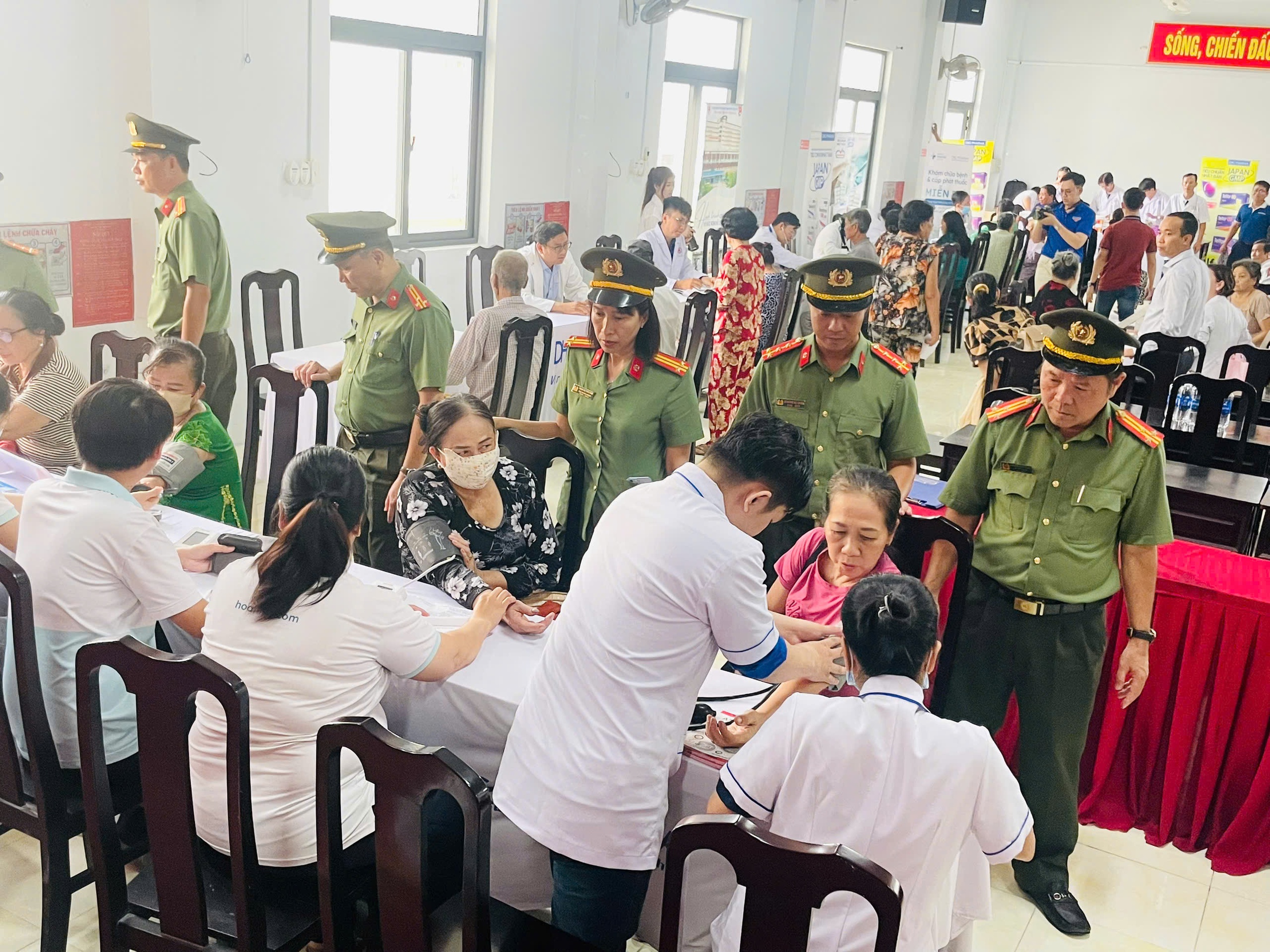 Công an Cần Thơ trao quà, khám bệnh miễn phí tại ‘xóm đạo’ Thạnh An- Ảnh 1.