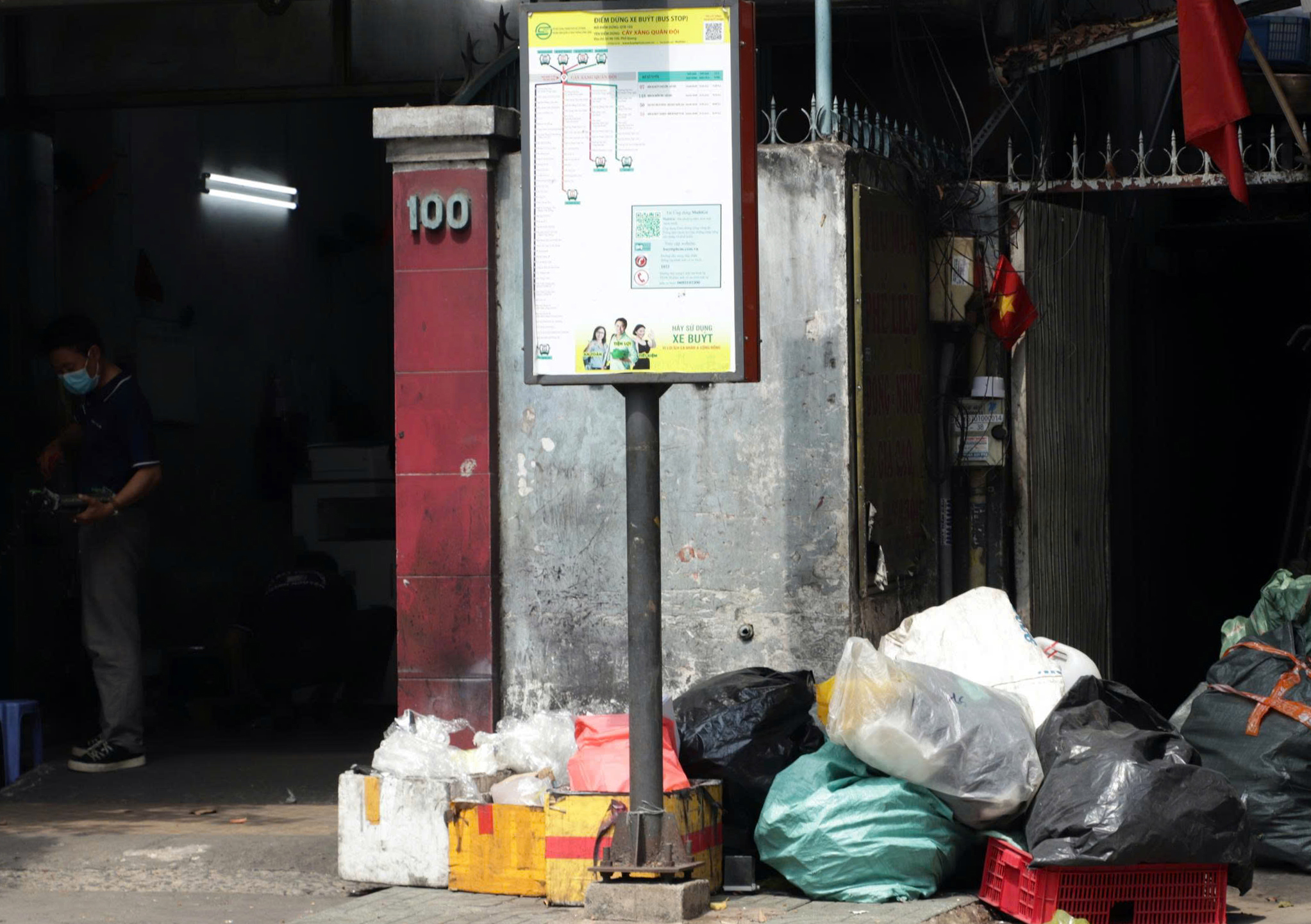 Bát nháo điểm chờ xe buýt ở TP.HCM: Chỗ bị chiếm dụng, nơi thành bãi rác - Ảnh 4.