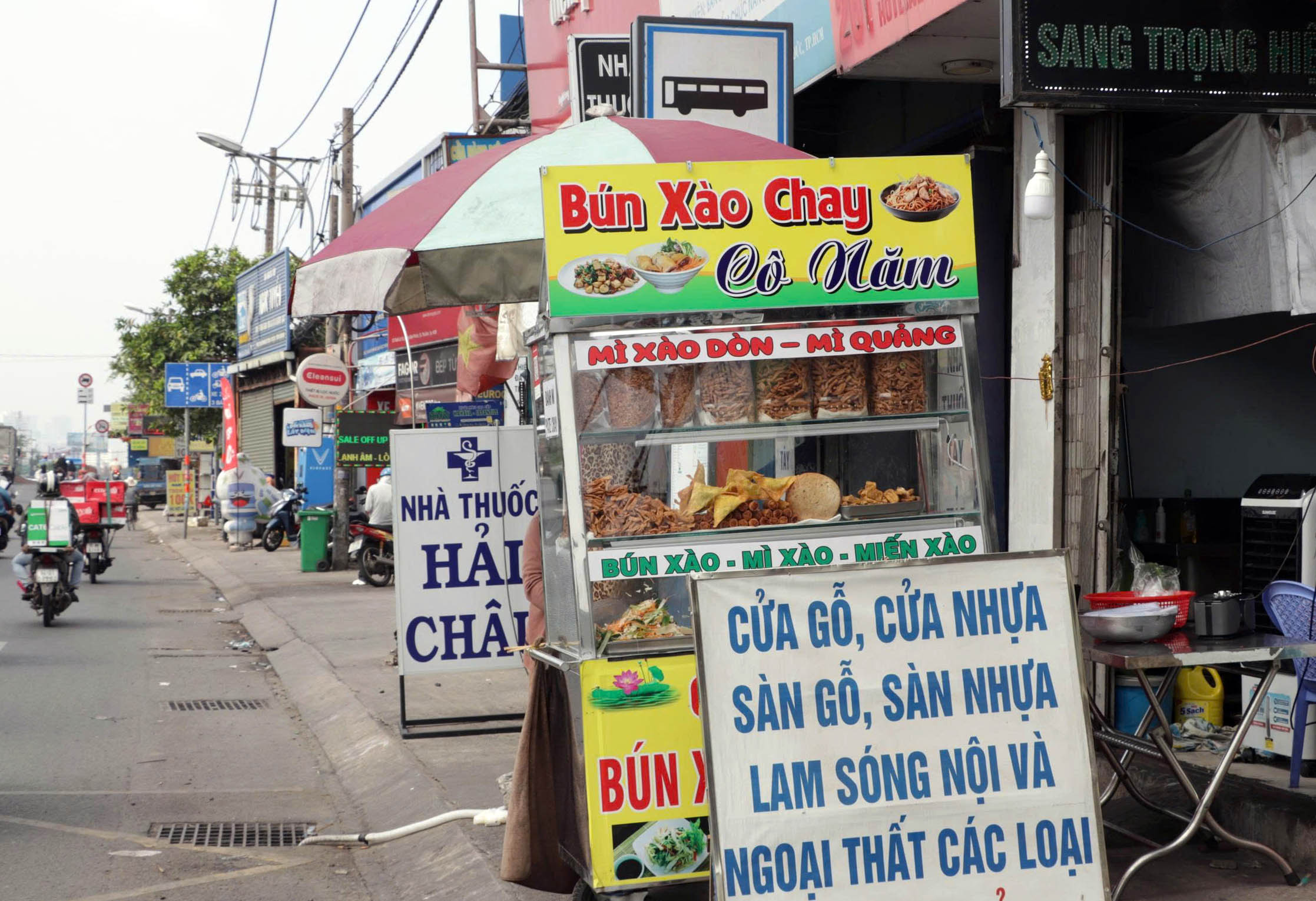 Bát nháo điểm chờ xe buýt ở TP.HCM: Chỗ bị chiếm dụng, nơi thành bãi rác- Ảnh 7. Bát nháo điểm chờ xe buýt ở TP.HCM: Chỗ bị chiếm dụng, nơi thành bãi rác - Ảnh 7.