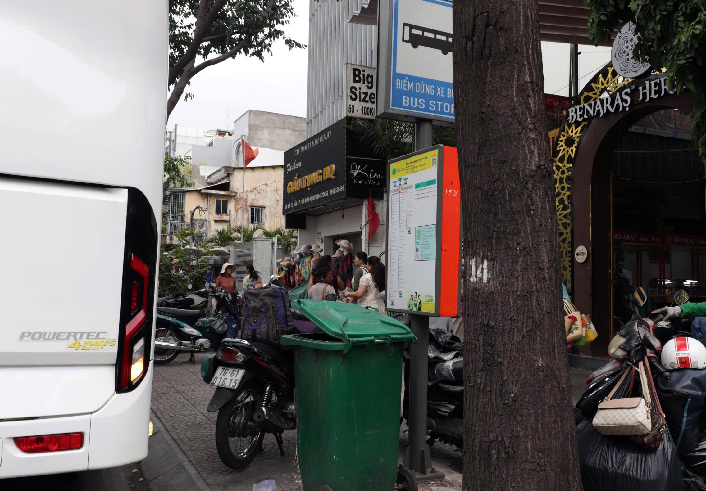 Bát nháo điểm chờ xe buýt ở TP.HCM: Chỗ bị chiếm dụng, nơi thành bãi rác- Ảnh 9. Bát nháo điểm chờ xe buýt ở TP.HCM: Chỗ bị chiếm dụng, nơi thành bãi rác - Ảnh 9.