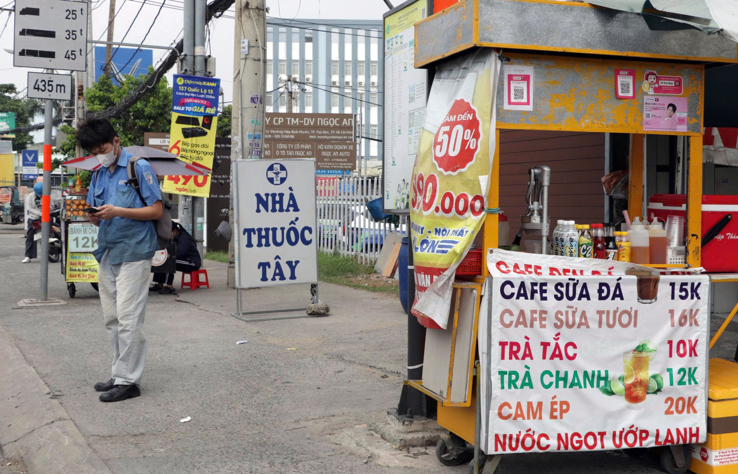 Bát nháo điểm chờ xe buýt ở TP.HCM: Chỗ bị chiếm dụng, nơi thành bãi rác- Ảnh 3. Bát nháo điểm chờ xe buýt ở TP.HCM: Chỗ bị chiếm dụng, nơi thành bãi rác - Ảnh 3.