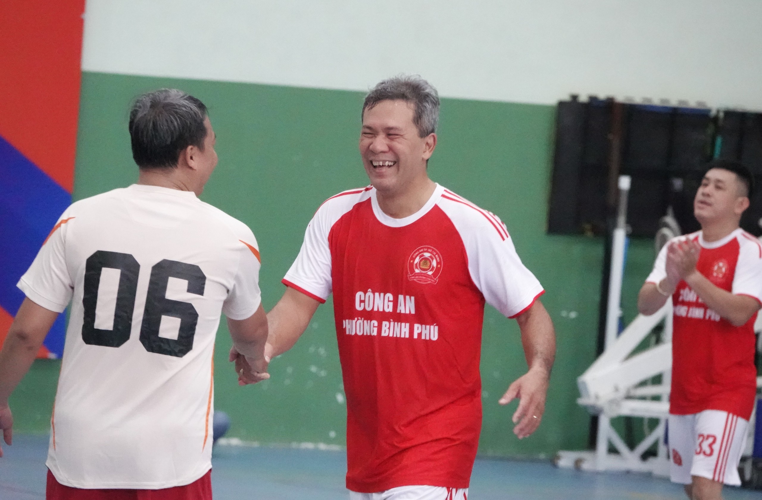 Trưởng công an, Chủ nhiệm Ủy ban Kiểm tra phường ra sân đá bóng Tháng Công nhân - Ảnh 5.