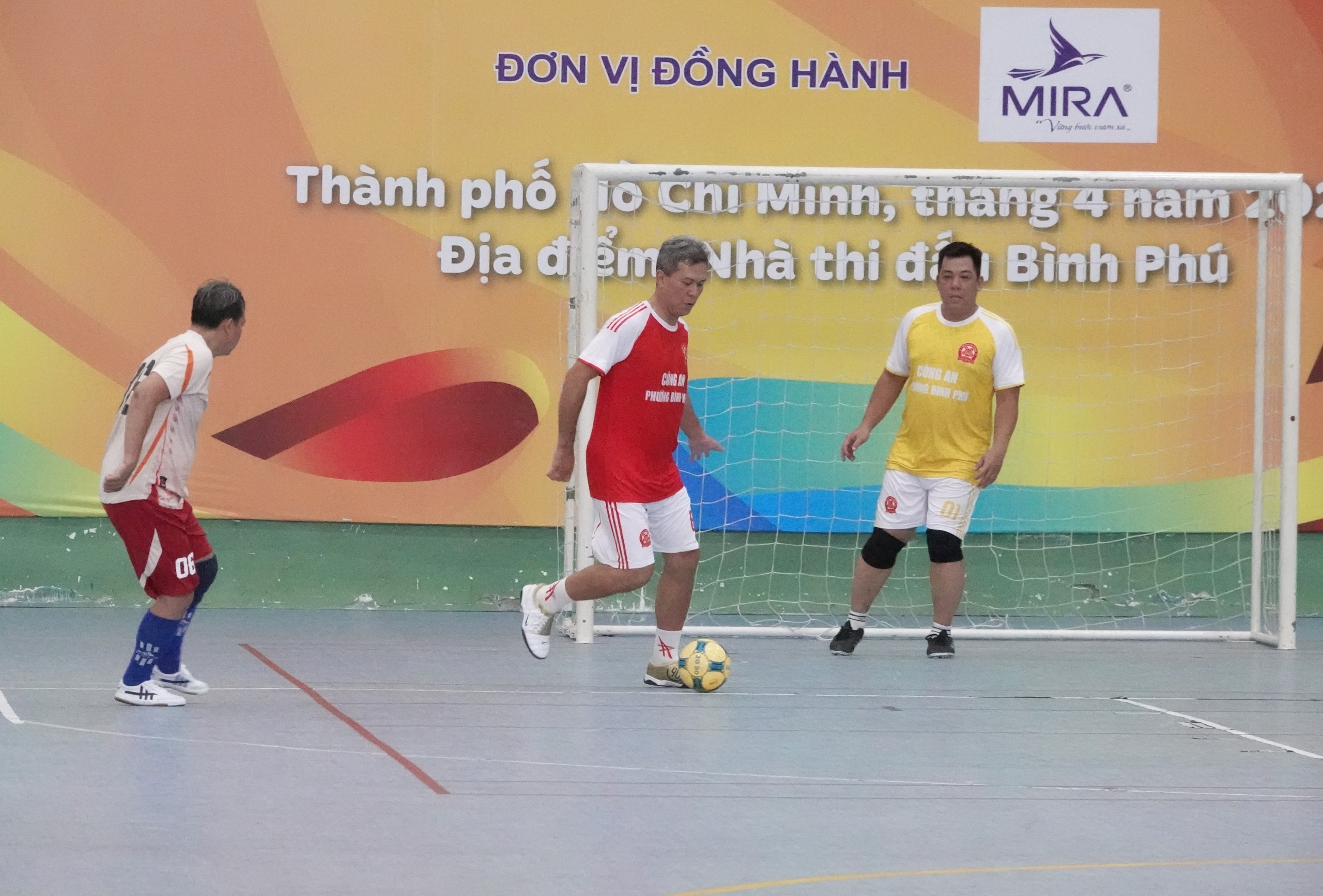 Trưởng công an, Chủ nhiệm Ủy ban Kiểm tra phường ra sân đá bóng Tháng Công nhân - Ảnh 3.