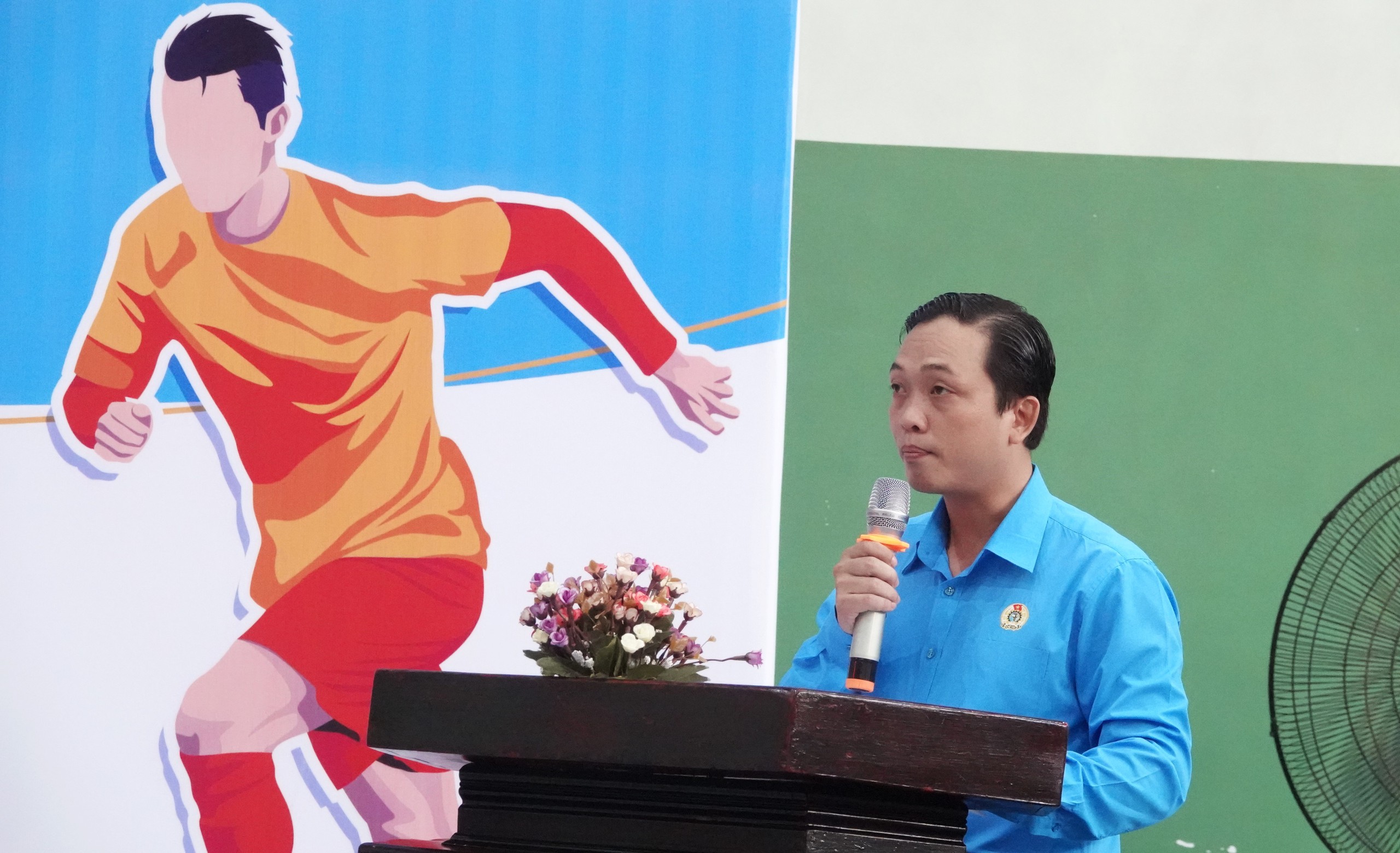 Trưởng công an, Chủ nhiệm Ủy ban Kiểm tra phường ra sân đá bóng Tháng Công nhân - Ảnh 1.