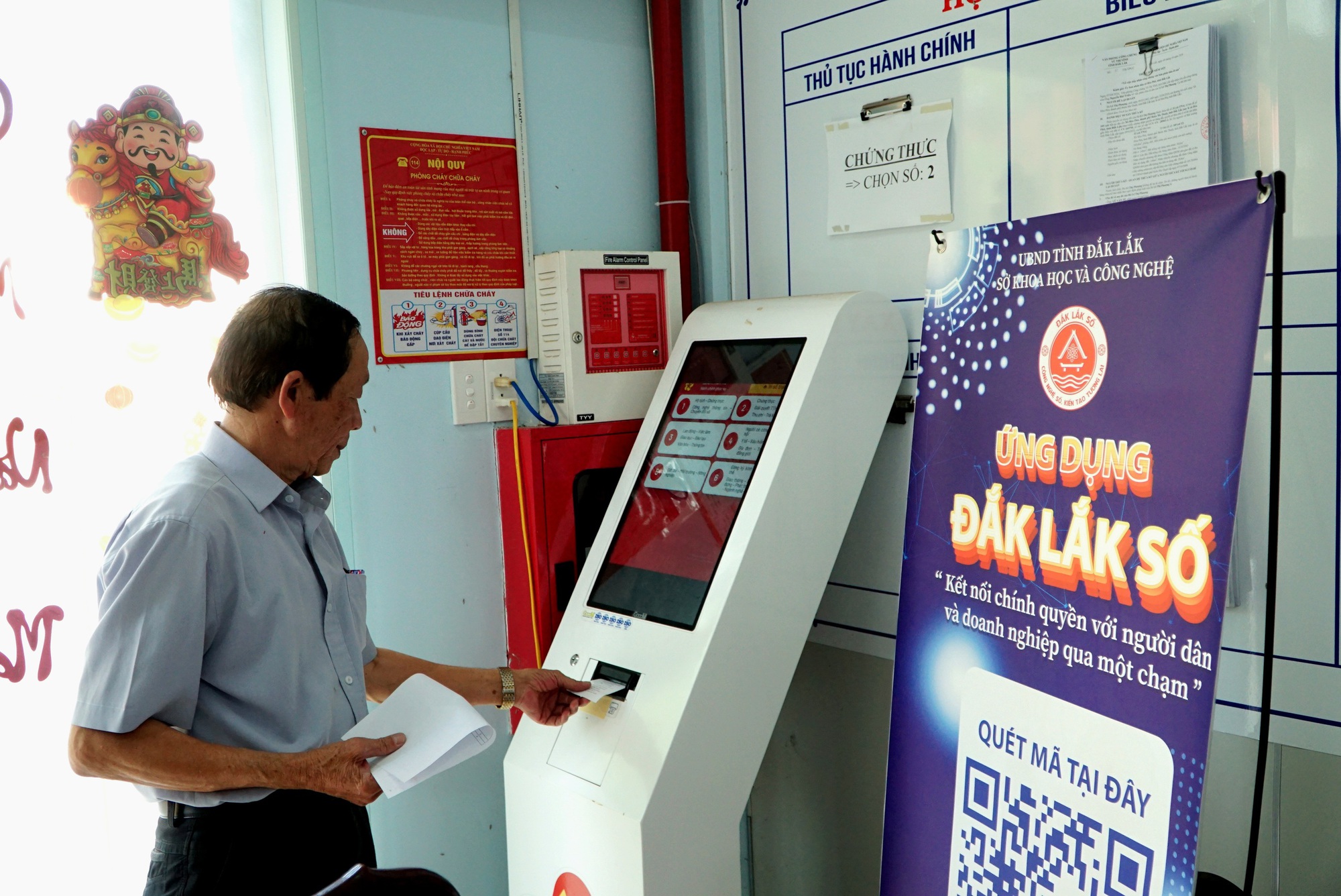 Thủ tục gọn, d&acirc;n lợi: C&aacute;n bộ trẻ n&acirc;ng cao sự h&agrave;i l&ograve;ng người d&acirc;n- Ảnh 1.