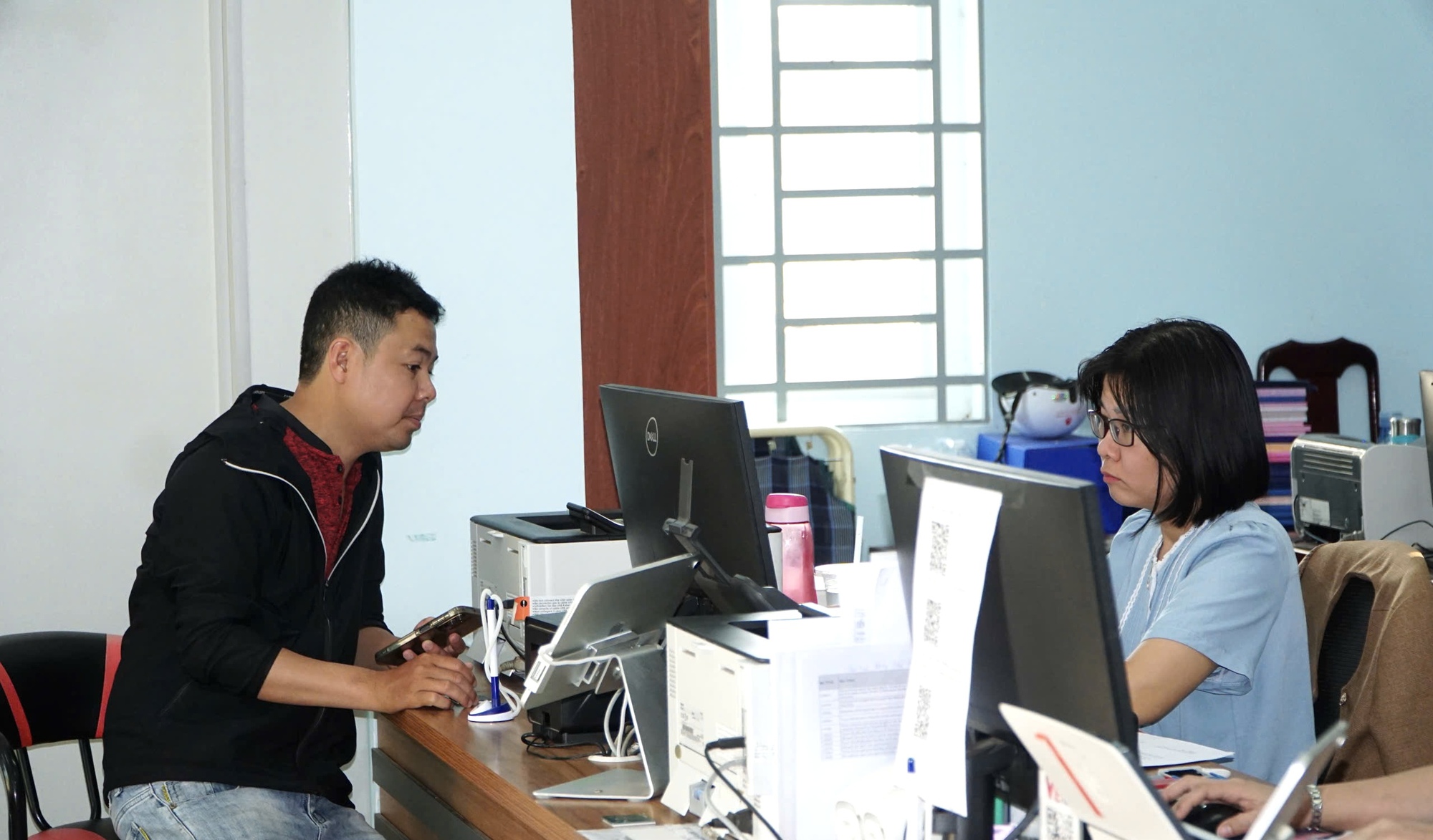 Thủ tục gọn, d&acirc;n lợi: C&aacute;n bộ trẻ n&acirc;ng cao sự h&agrave;i l&ograve;ng người d&acirc;n- Ảnh 3.