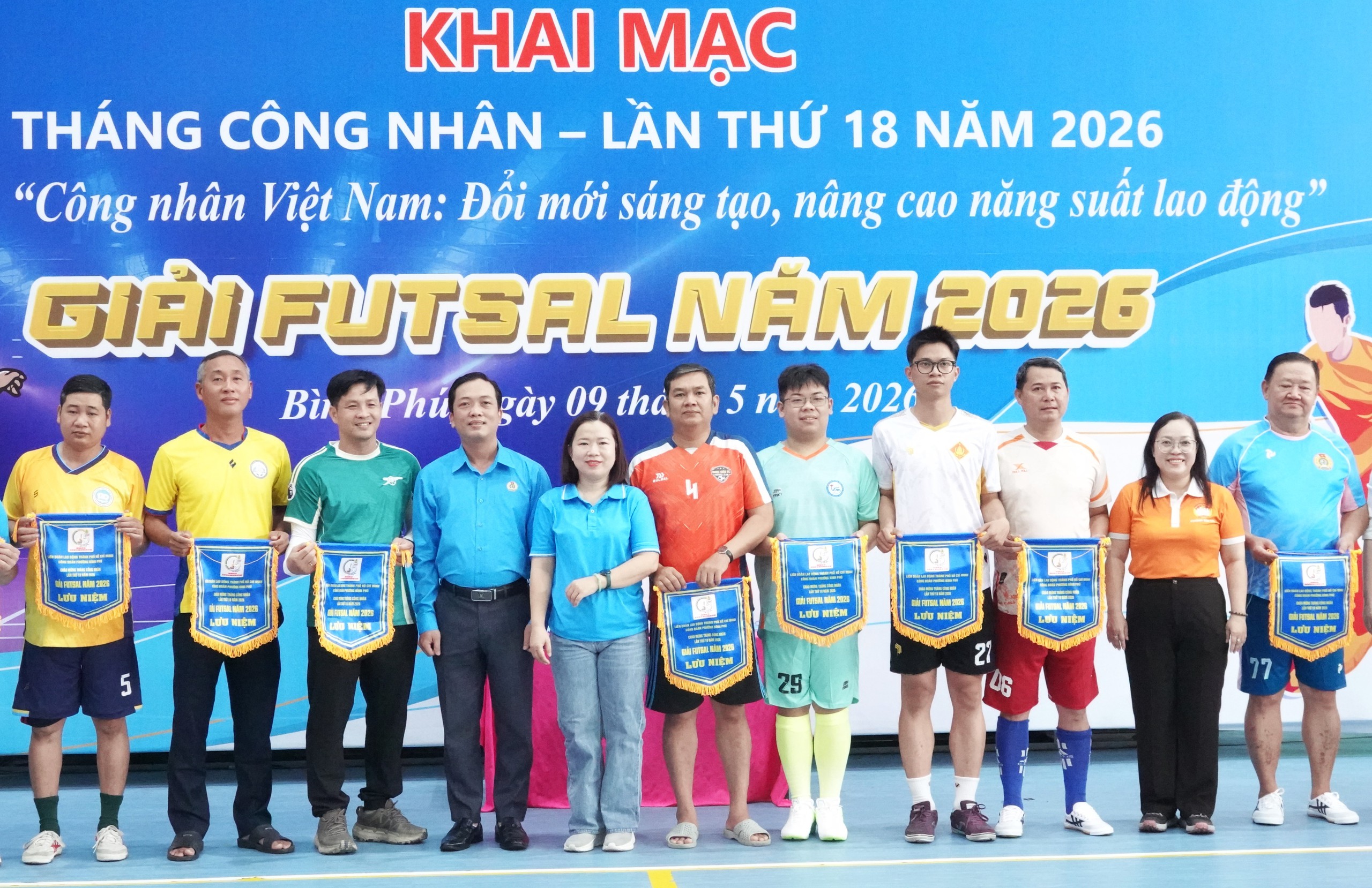 Trưởng công an, Chủ nhiệm Ủy ban Kiểm tra phường ra sân đá bóng Tháng Công nhân - Ảnh 2.