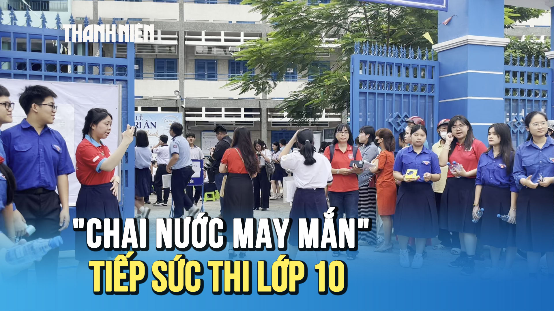 Phụ huynh mất ngủ, gi&aacute;o vi&ecirc;n l&agrave;m 'chai nước may mắn' tiếp sức sĩ tử lớp 10 - Ảnh 1.