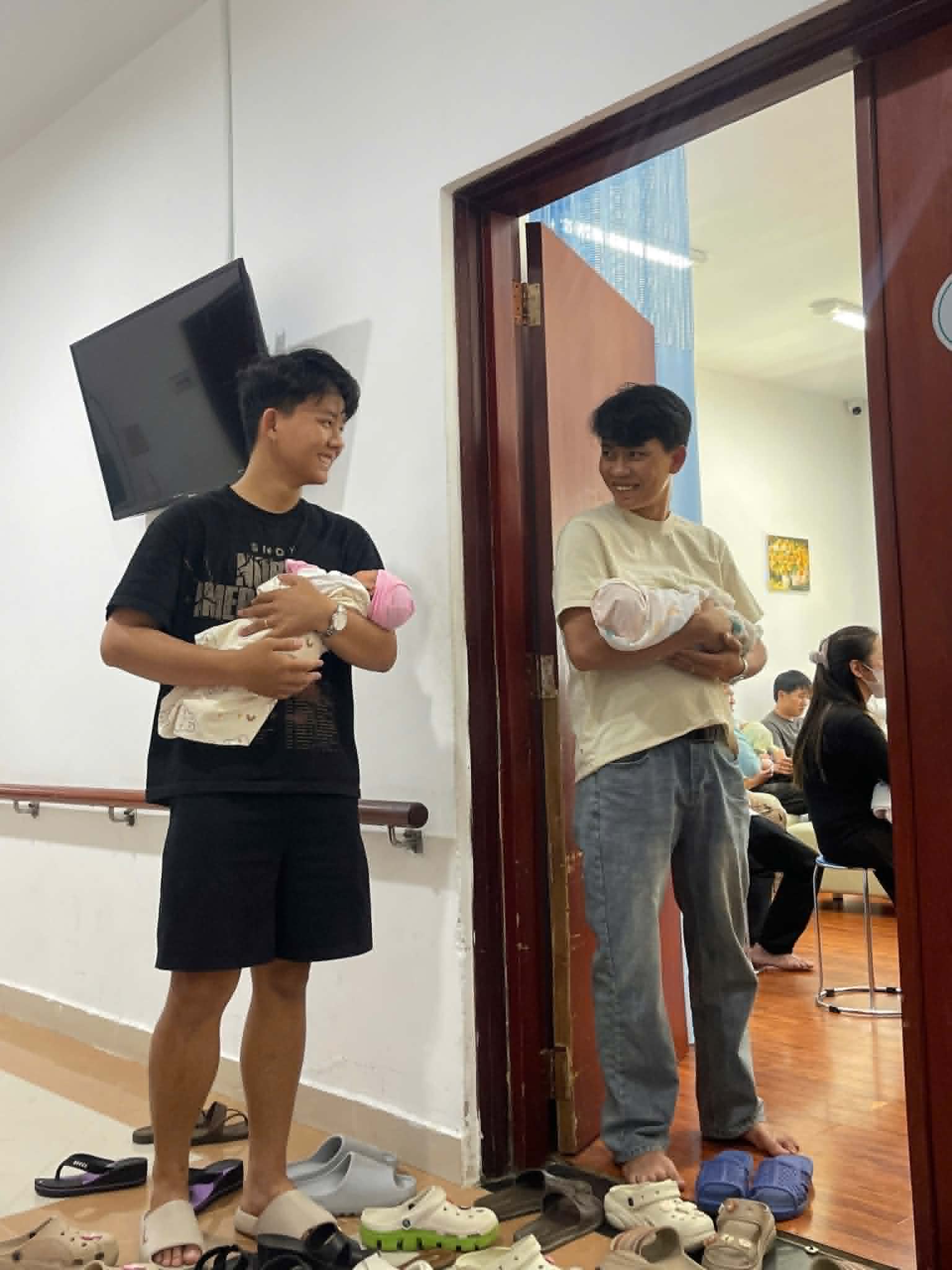 4 chị em lần lượt sinh con trong 4 tháng: 2 bé chào đời cùng ngày tháng - Ảnh 4.