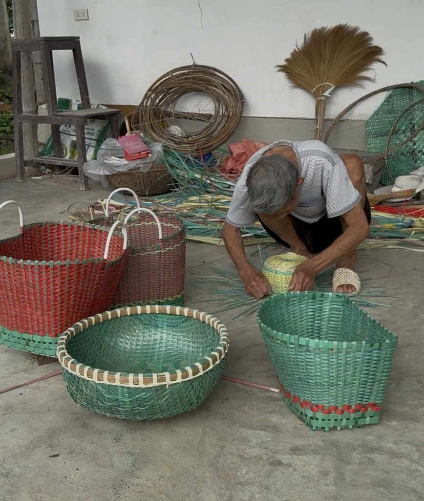 Thợ đan giỏ U.100 bỗng dưng nổi tiếng mạng xã hội