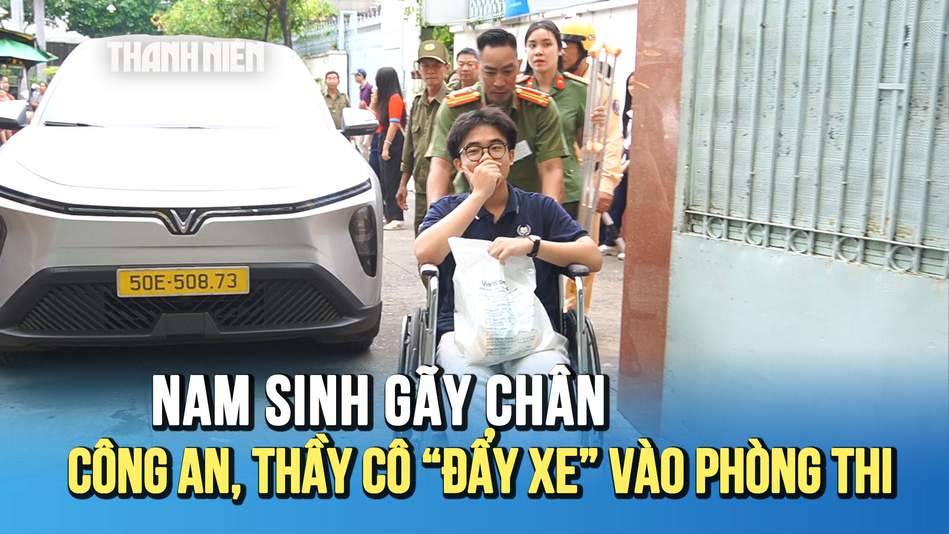 Nam sinh gãy chân được công an và thầy cô 'hộ tống' vào phòng thi lớp 10 - Ảnh 1.