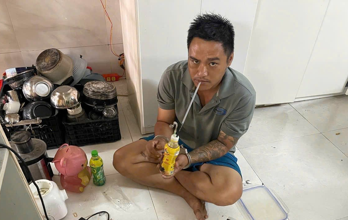 Giấu chai nước trong quần lót để qua mặt xét nghiệm ma túy, vẫn bị phát hiện - Ảnh 2.