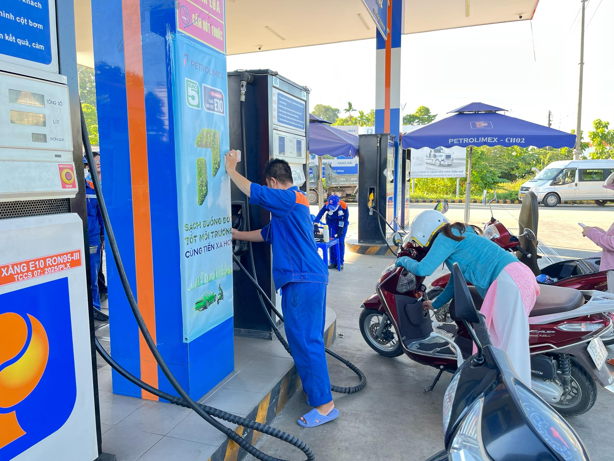 Ngày đầu bán xăng E10 đại trà: Người dân đón nhận thế nào?- Ảnh 7. Ngày đầu bán xăng E10 đại trà: Người dân đón nhận thế nào?- Ảnh 7.