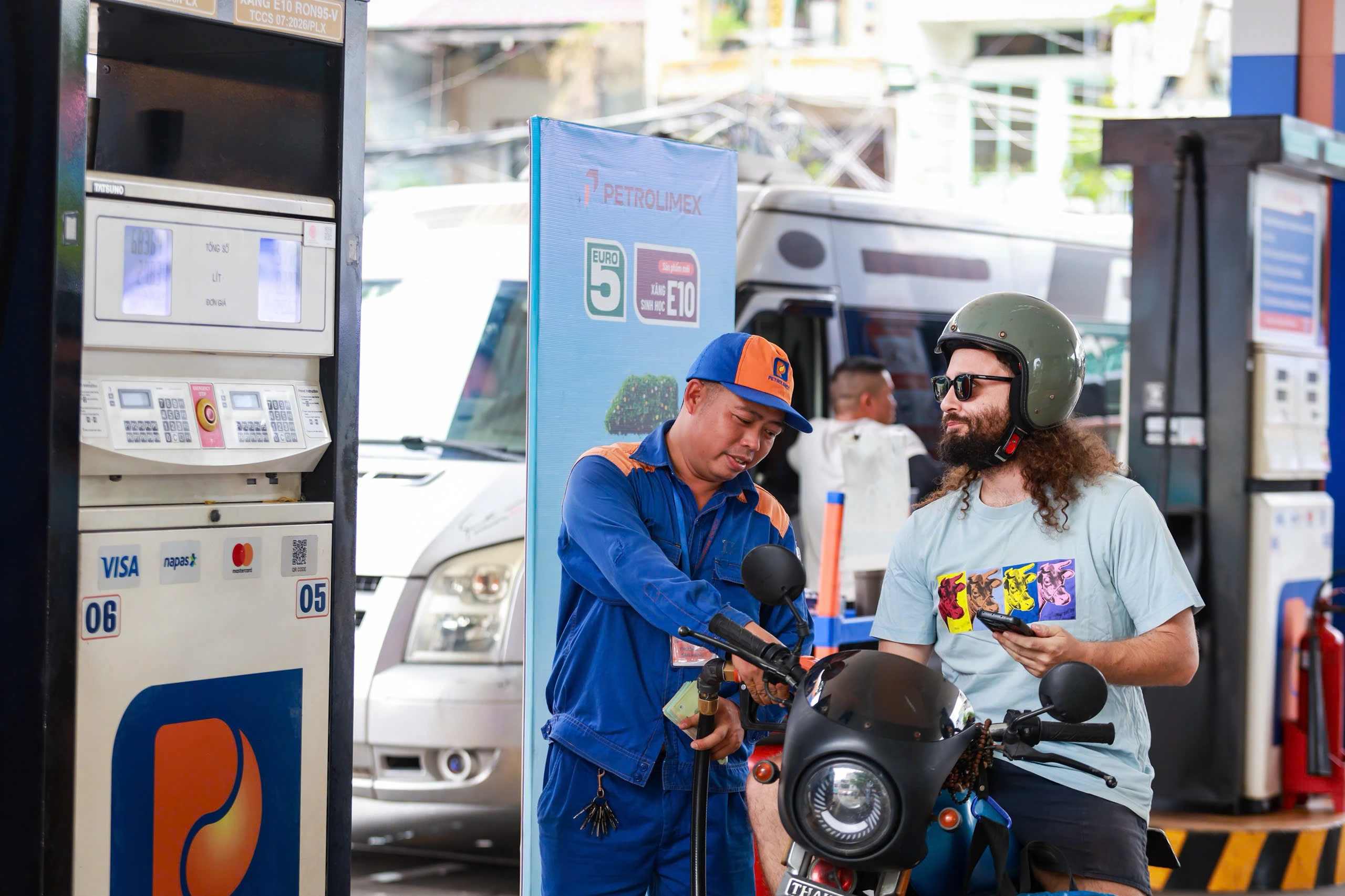 Ngày đầu bán xăng E10 đại trà: Người dân đón nhận thế nào?- Ảnh 1. Ngày đầu bán xăng E10 đại trà: Người dân đón nhận thế nào?- Ảnh 1.