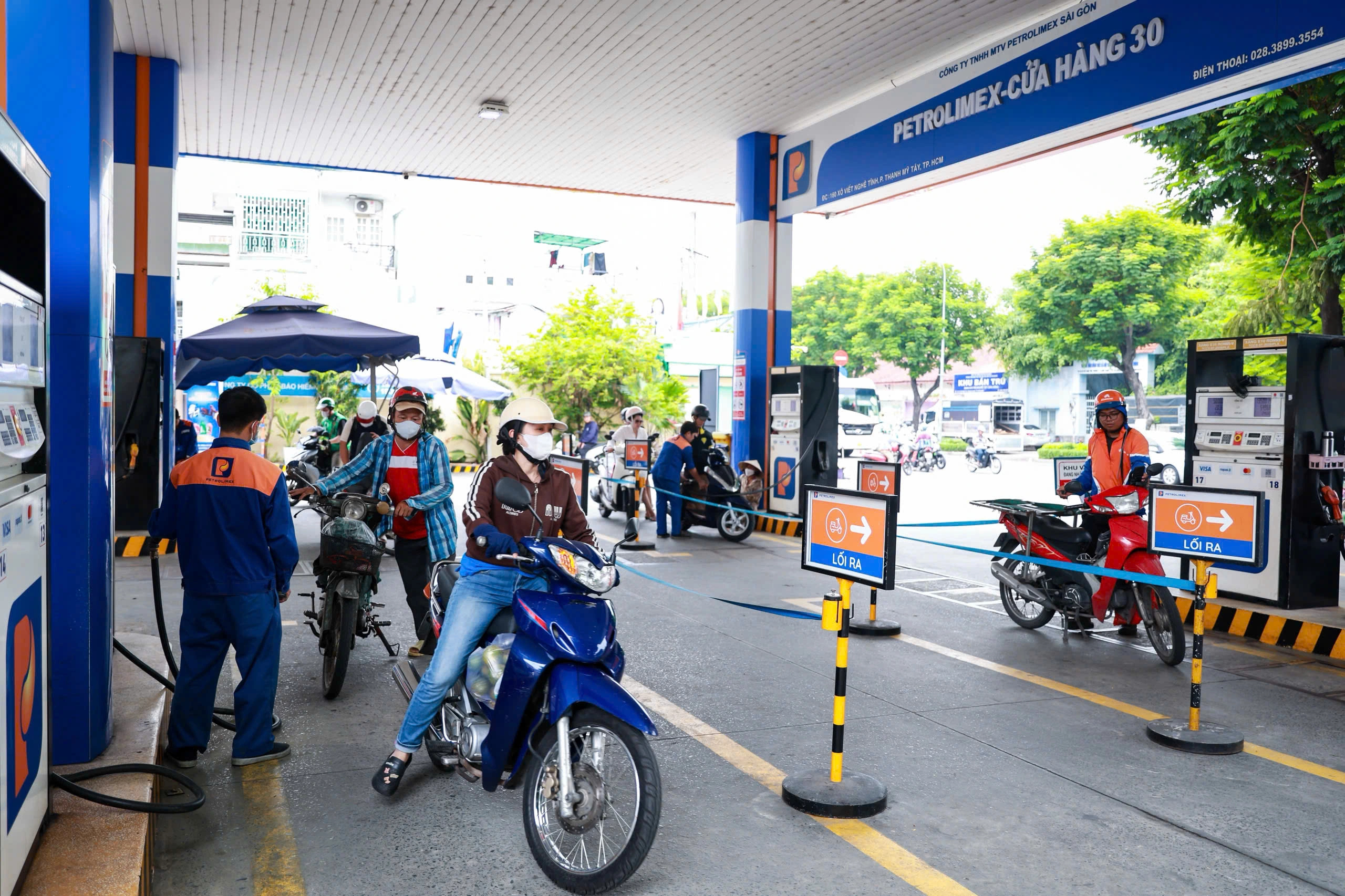 Ngày đầu bán xăng E10 đại trà: Người dân đón nhận thế nào?- Ảnh 8. Ngày đầu bán xăng E10 đại trà: Người dân đón nhận thế nào?- Ảnh 8.