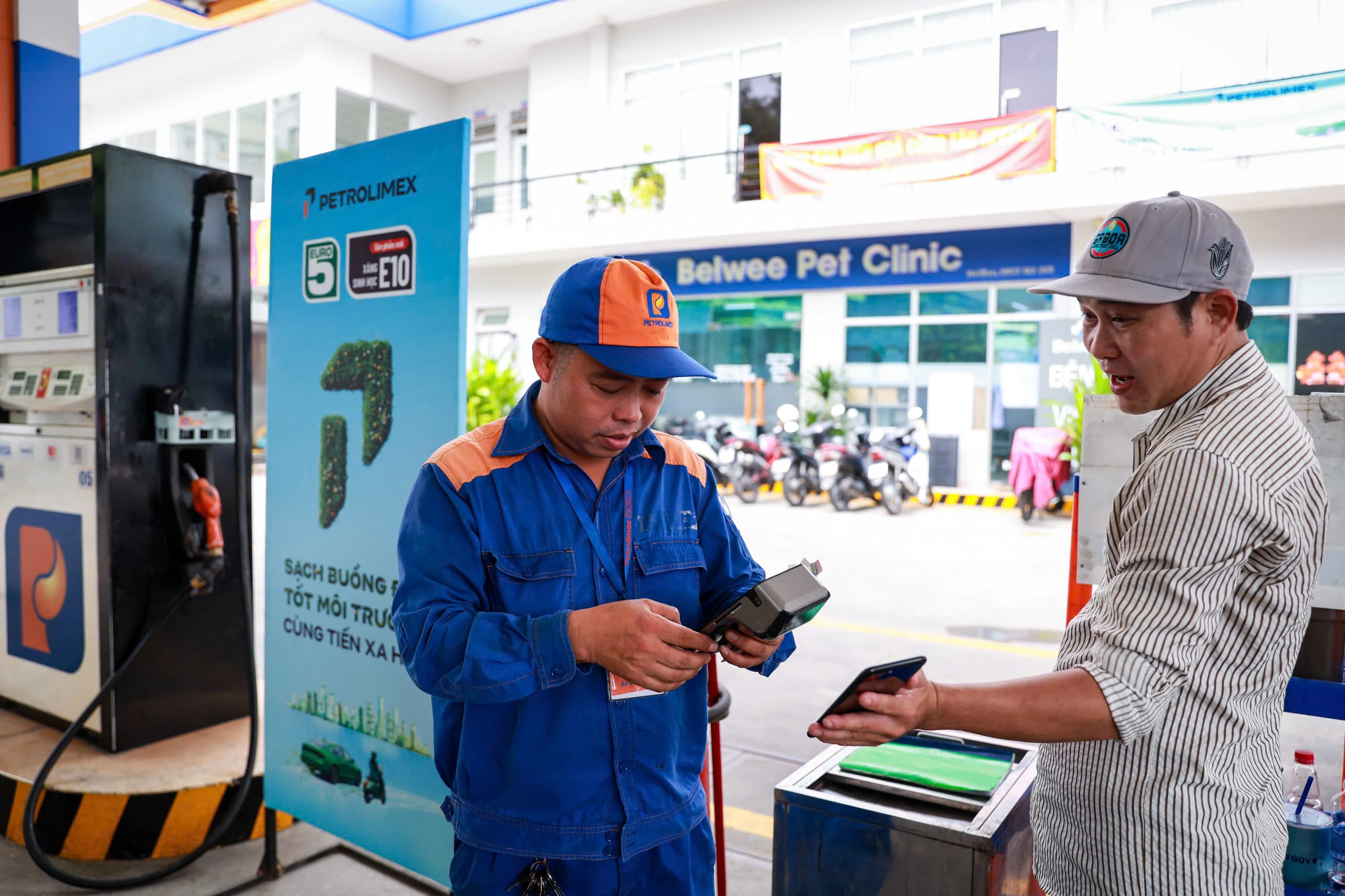 Ngày đầu bán xăng E10 đại trà: Người dân đón nhận thế nào?- Ảnh 2. Ngày đầu bán xăng E10 đại trà: Người dân đón nhận thế nào?- Ảnh 2.
