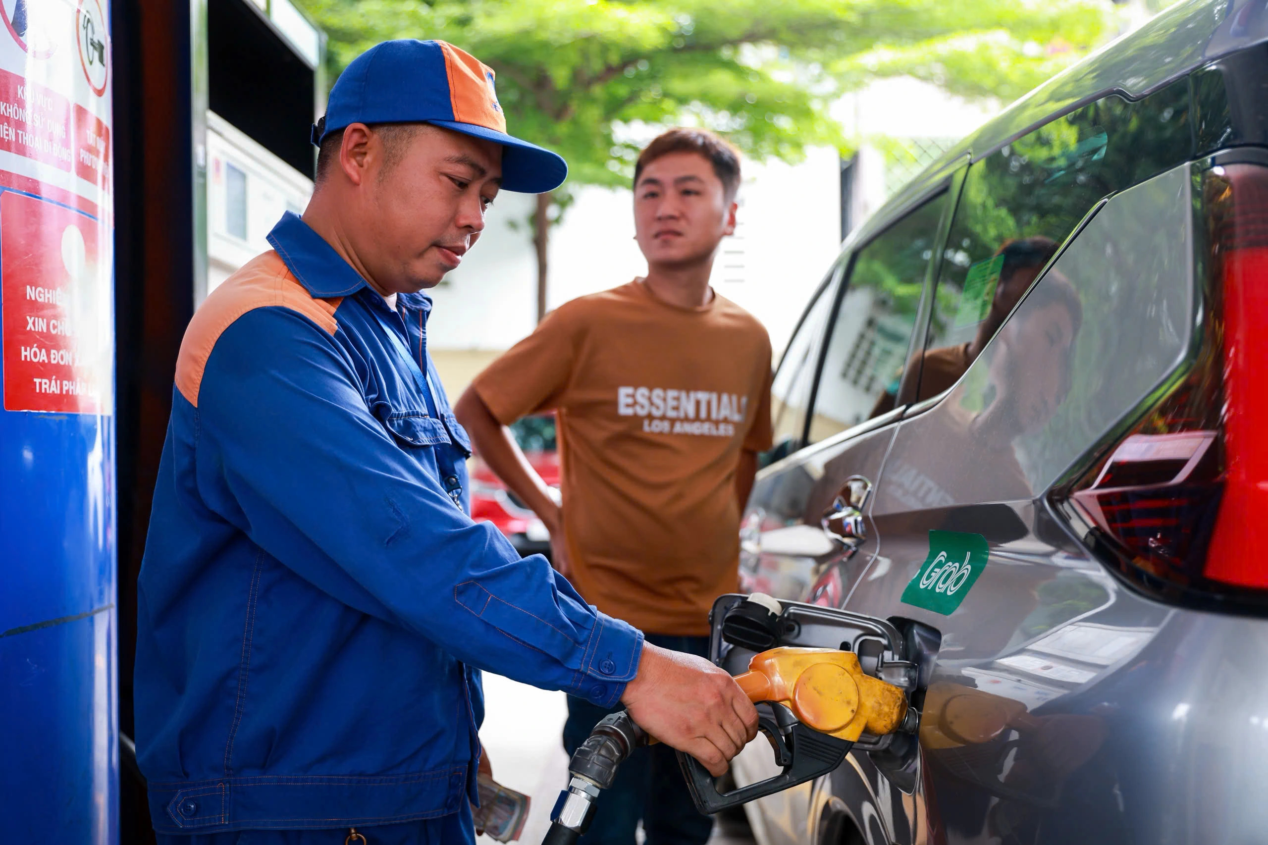 Ngày đầu bán xăng E10 đại trà: Người dân đón nhận thế nào?- Ảnh 5. Ngày đầu bán xăng E10 đại trà: Người dân đón nhận thế nào?- Ảnh 5.