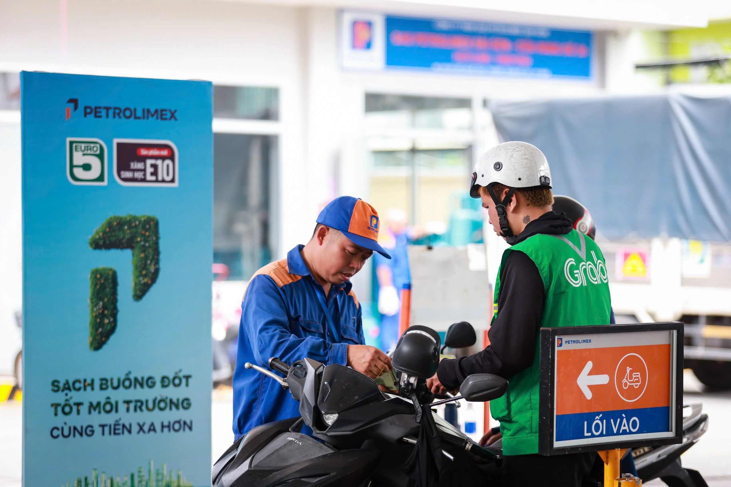 Ngày đầu bán xăng E10 đại trà: Người dân đón nhận thế nào?- Ảnh 6. Ngày đầu bán xăng E10 đại trà: Người dân đón nhận thế nào?- Ảnh 6.