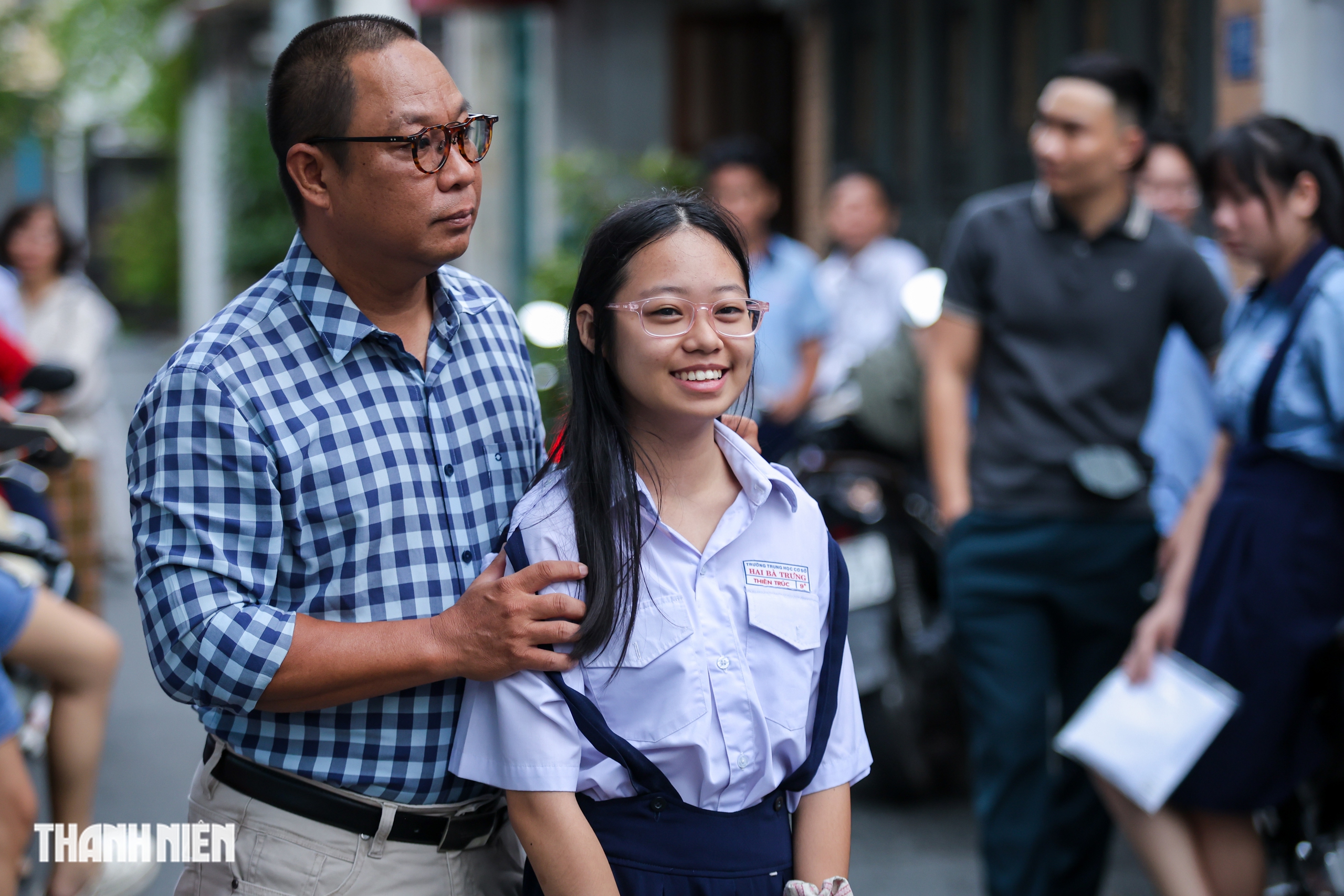 Khoảnh khắc cảm x&uacute;c của sĩ tử TP.HCM sau ng&agrave;y thi đầu ti&ecirc;n v&agrave;o lớp 10 - Ảnh 13.