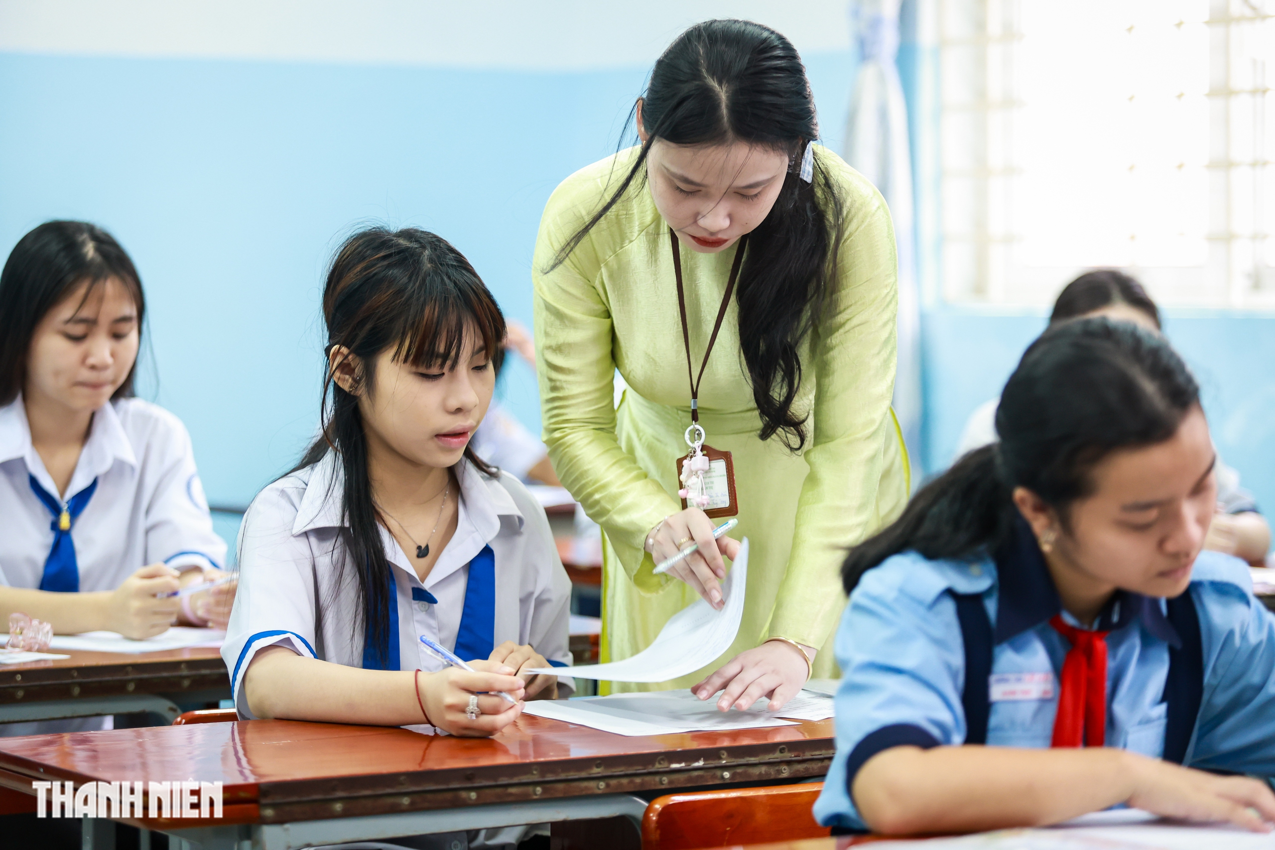 Khoảnh khắc cảm x&uacute;c của sĩ tử TP.HCM sau ng&agrave;y thi đầu ti&ecirc;n v&agrave;o lớp 10 - Ảnh 4.