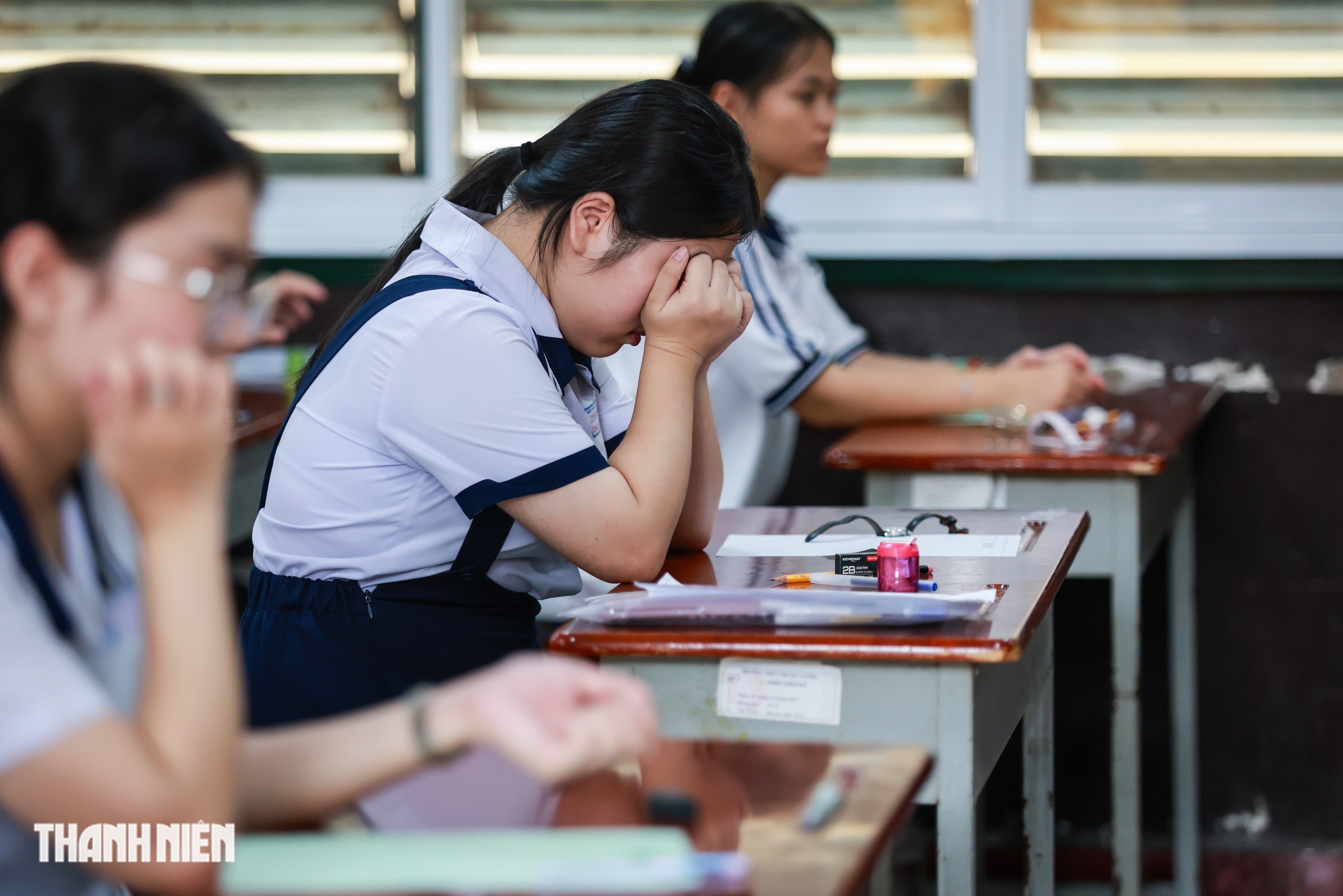 Khoảnh khắc cảm x&uacute;c của sĩ tử TP.HCM sau ng&agrave;y thi đầu ti&ecirc;n v&agrave;o lớp 10 - Ảnh 6.