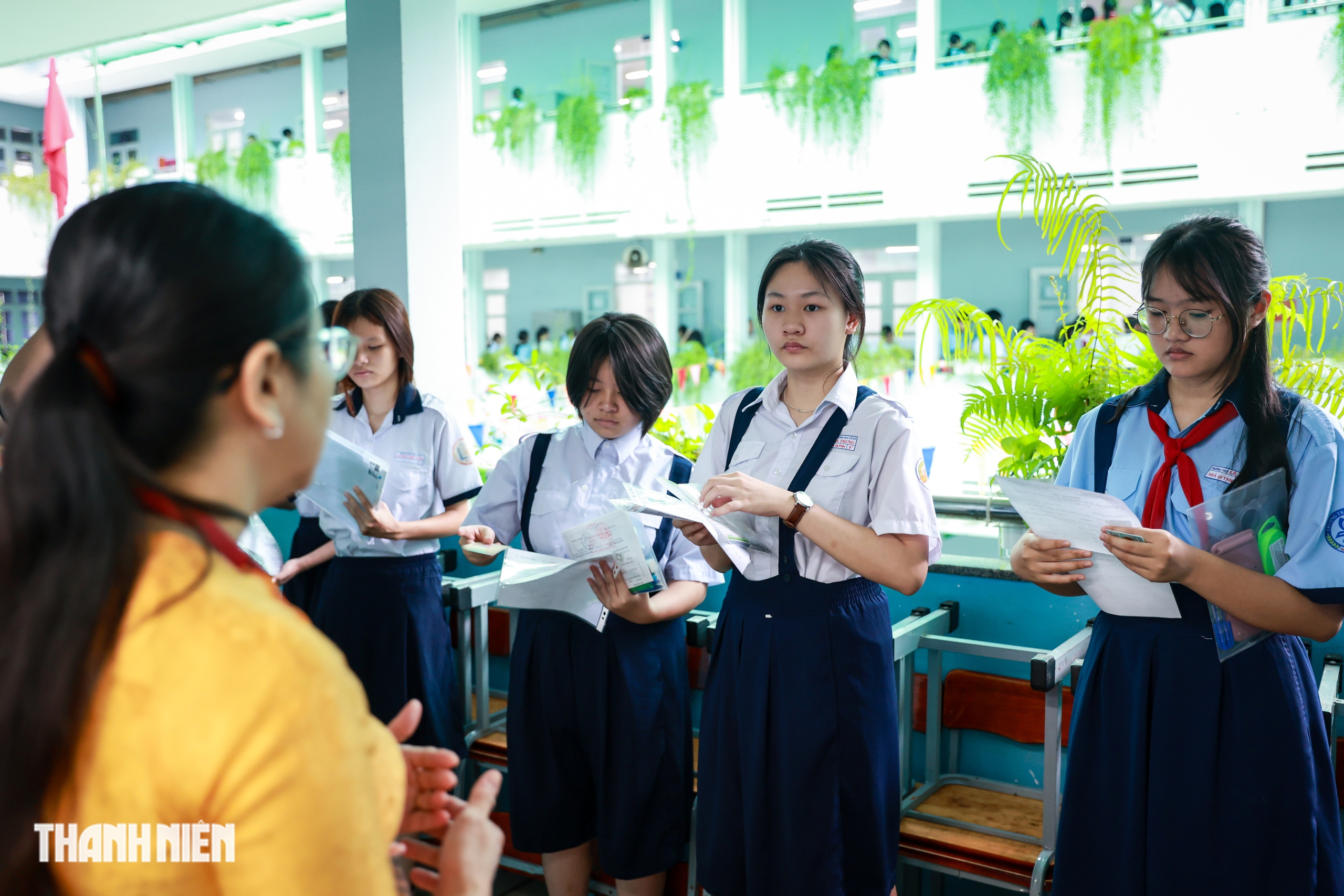 Khoảnh khắc cảm x&uacute;c của sĩ tử TP.HCM sau ng&agrave;y thi đầu ti&ecirc;n v&agrave;o lớp 10 - Ảnh 3.