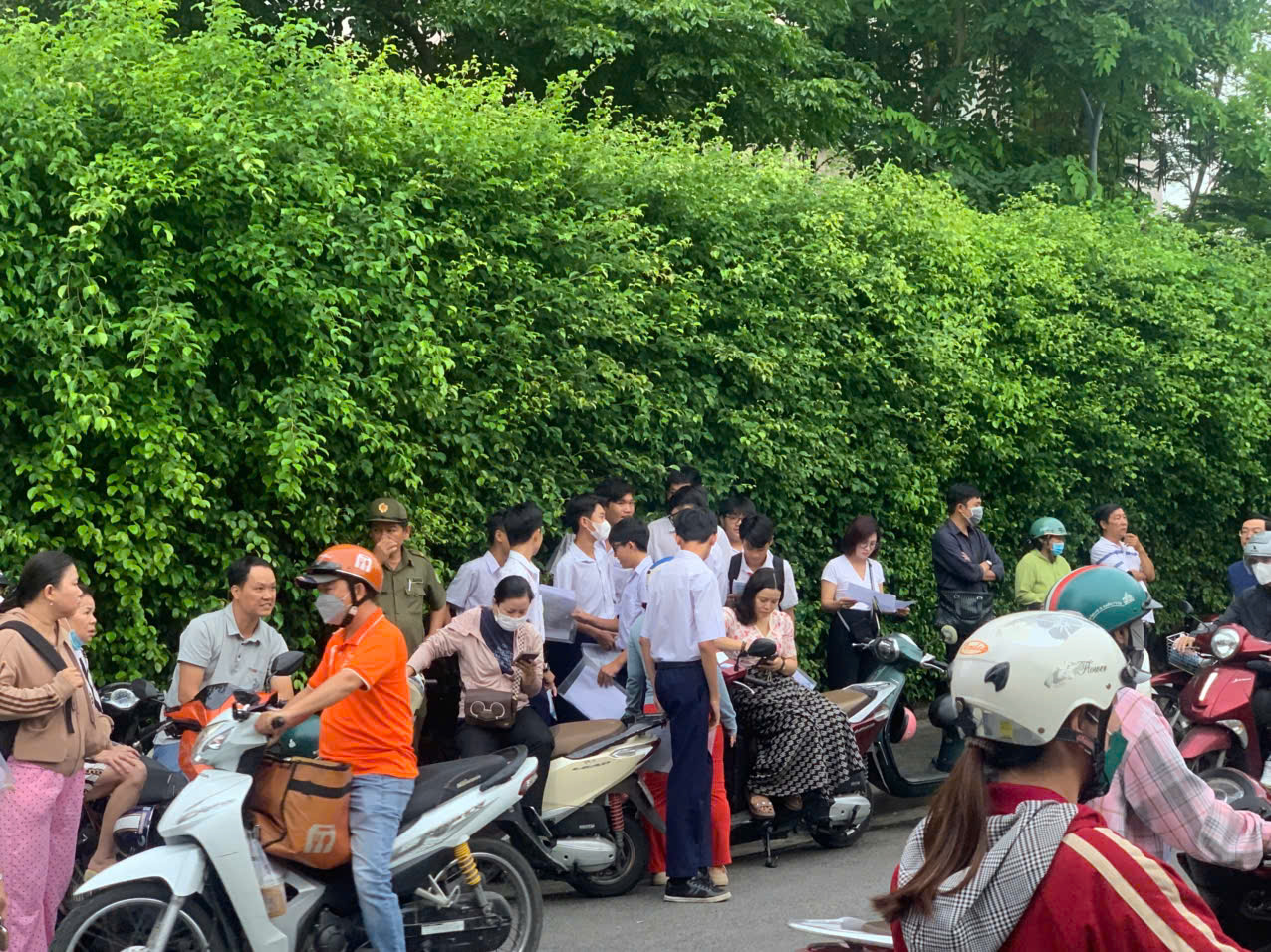 Kỳ thi lớp 10, nh&agrave; c&aacute;ch trường 10 ph&uacute;t vẫn đưa con đi từ 5 giờ s&aacute;ng - Ảnh 7.