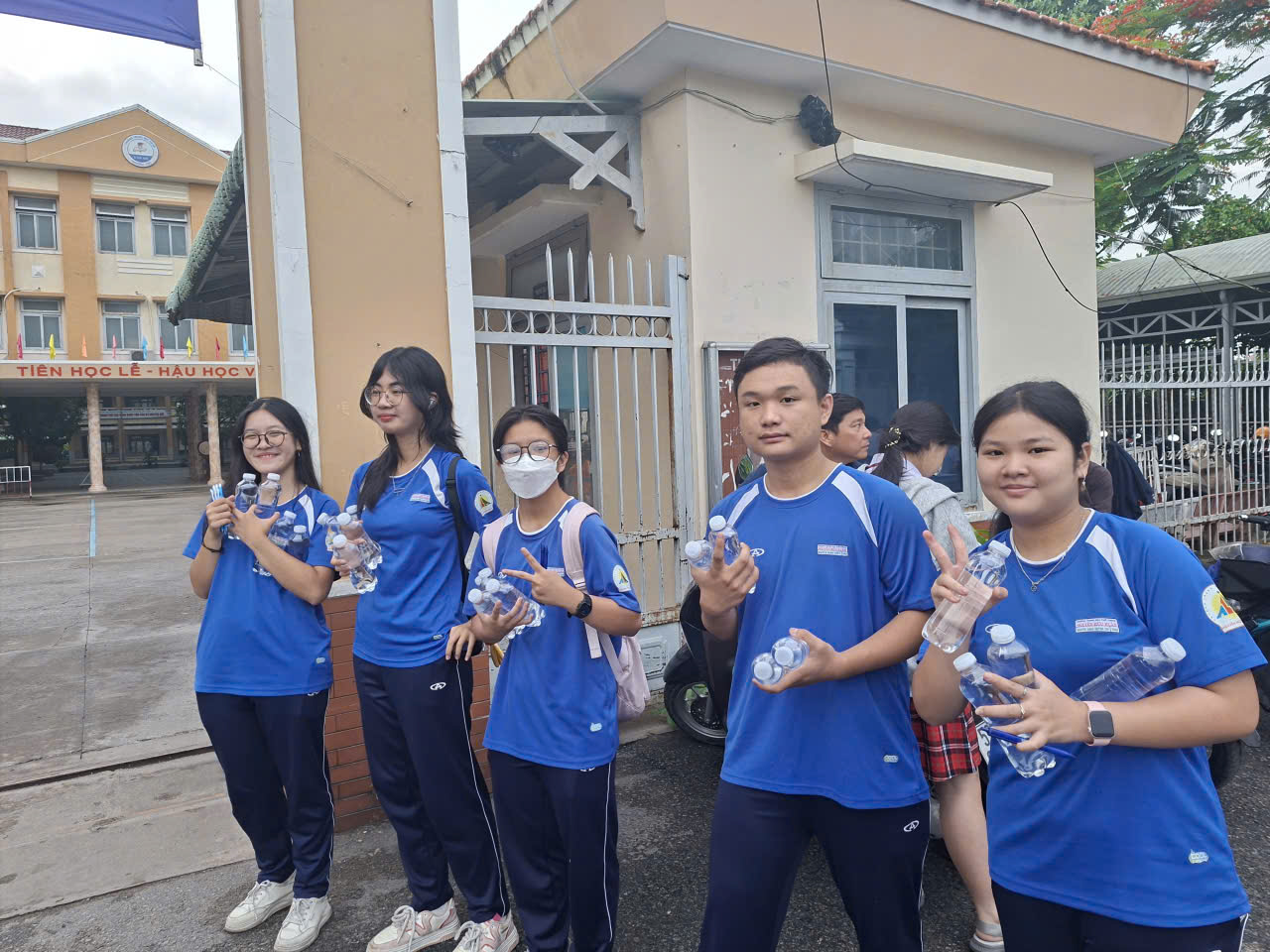 S&aacute;t giờ đ&oacute;ng cổng thi lớp 10, cả điểm thi cuống cuồng v&igrave; điều n&agrave;y&hellip; - Ảnh 5.