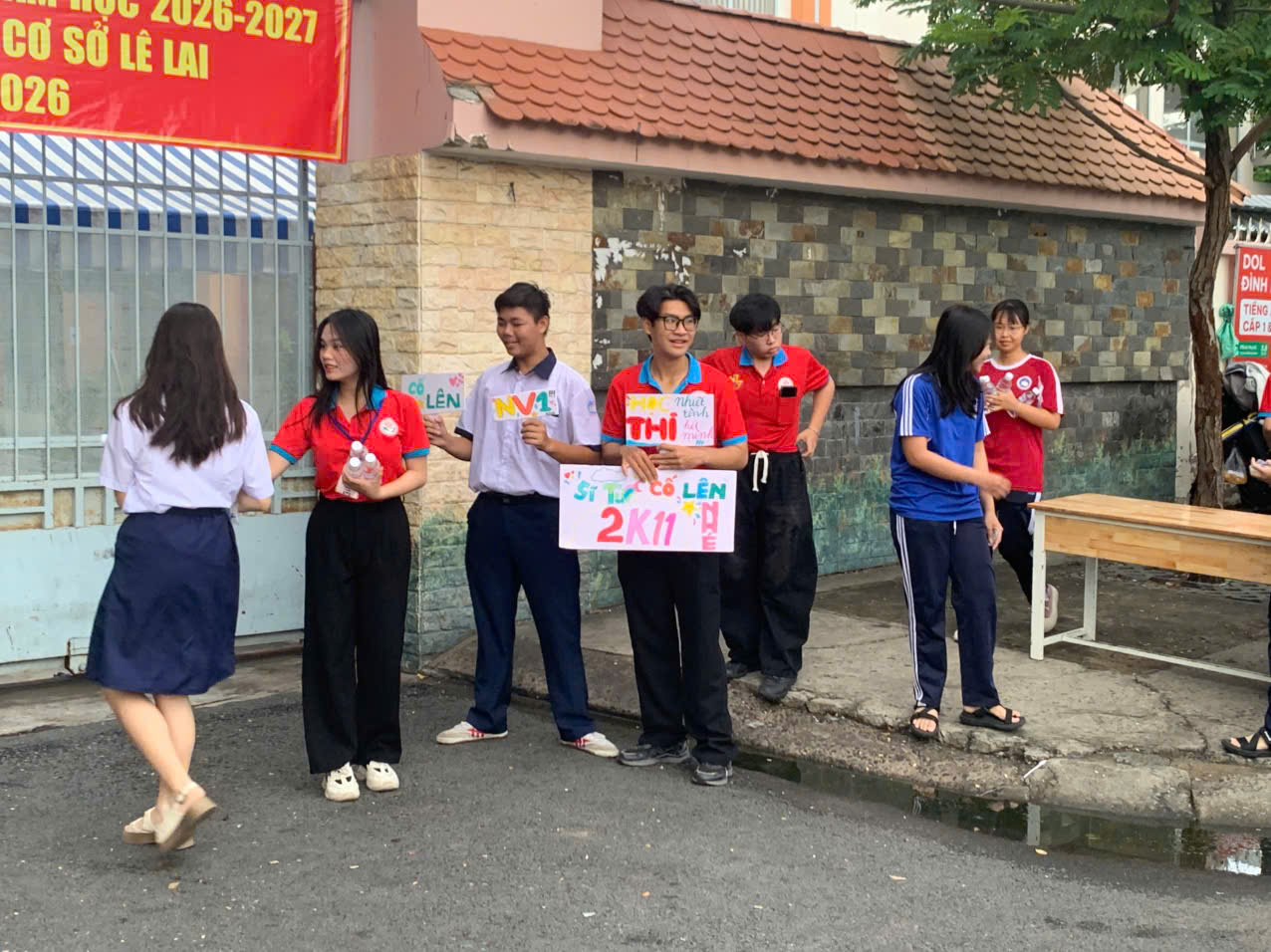 S&aacute;t giờ đ&oacute;ng cổng thi lớp 10, cả điểm thi cuống cuồng v&igrave; điều n&agrave;y&hellip; - Ảnh 3.
