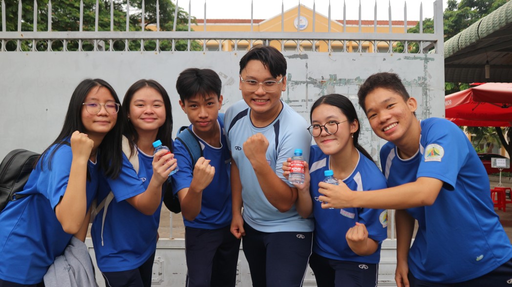 Kh&ocirc;ng phải th&iacute; sinh vẫn tự đến điểm thi lớp 10 v&igrave; điều n&agrave;y... - Ảnh 1.
