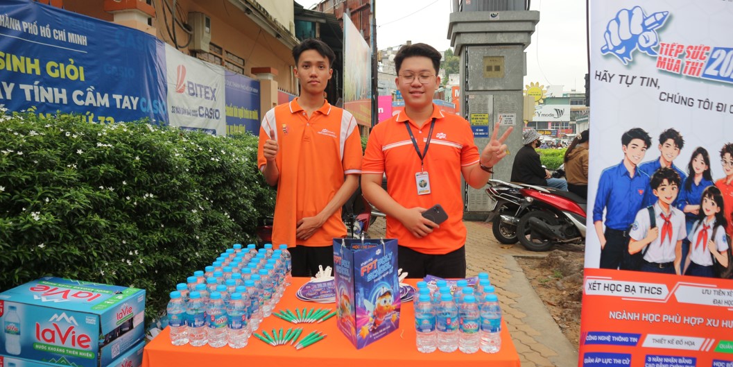 Kh&ocirc;ng phải th&iacute; sinh vẫn tự đến điểm thi lớp 10 v&igrave; điều n&agrave;y... - Ảnh 2.