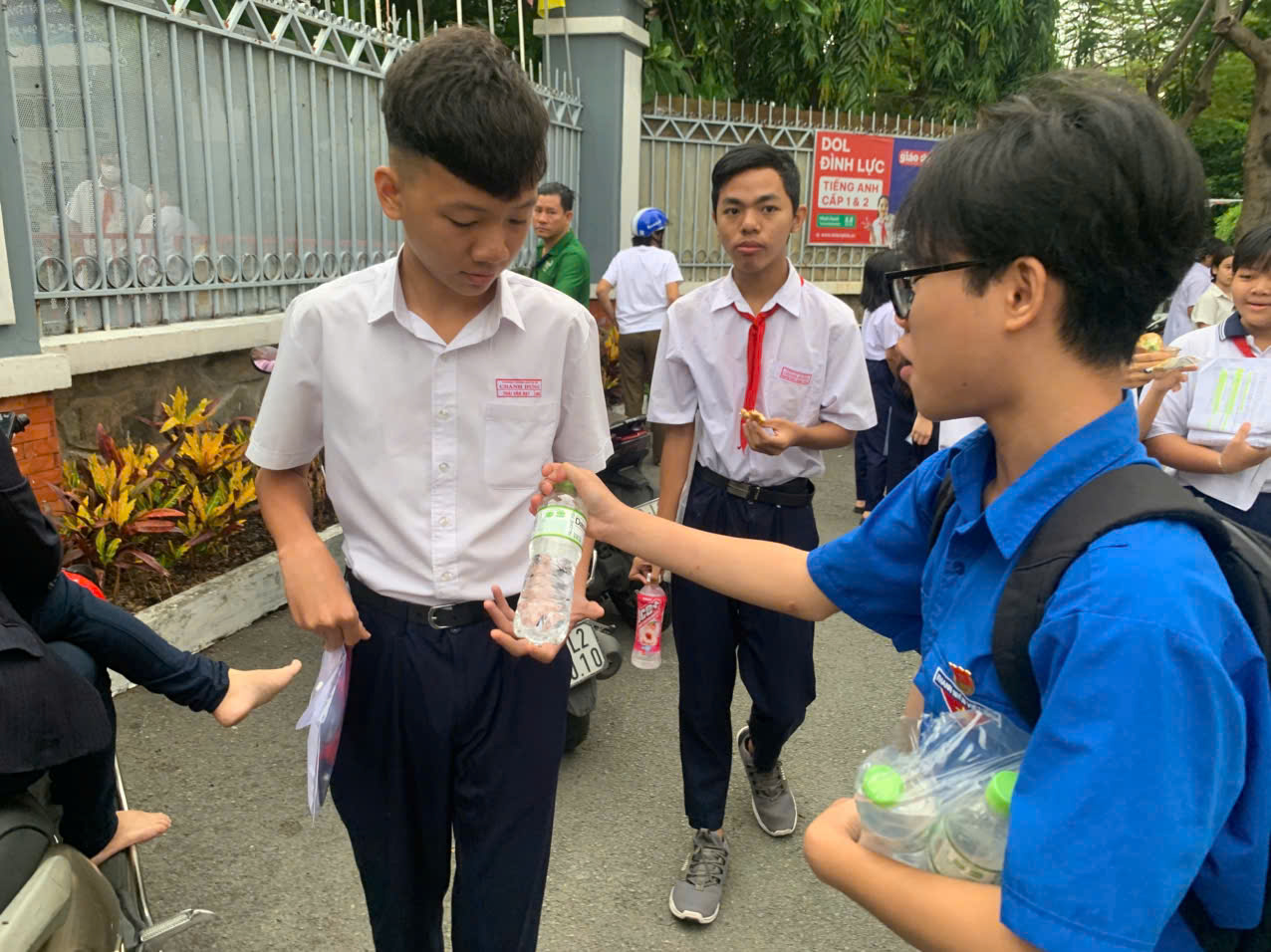 Kh&ocirc;ng phải th&iacute; sinh vẫn tự đến điểm thi lớp 10 v&igrave; điều n&agrave;y... - Ảnh 3.